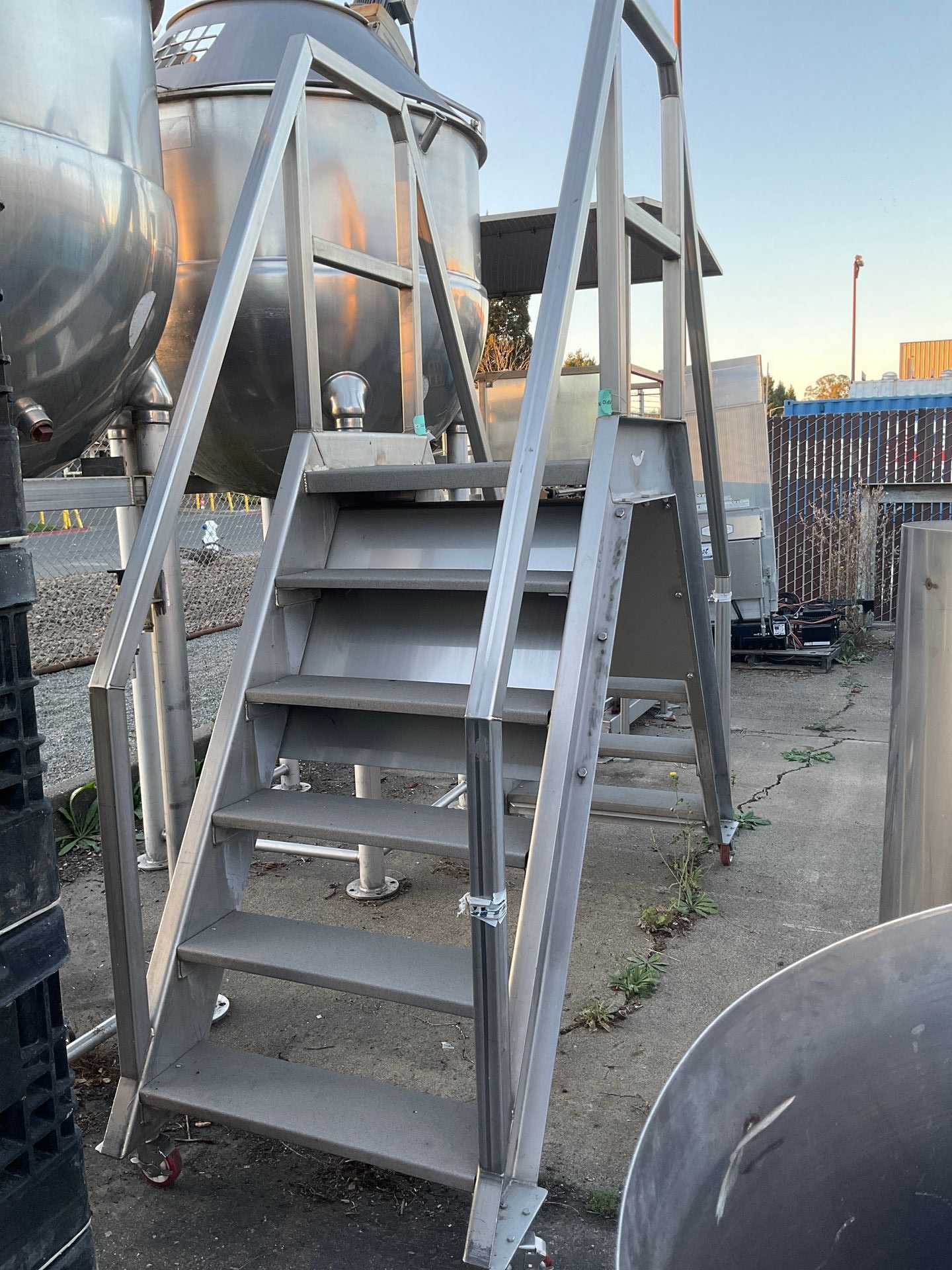 STAINLESS CROSSOVER STAIRS - LADDERS