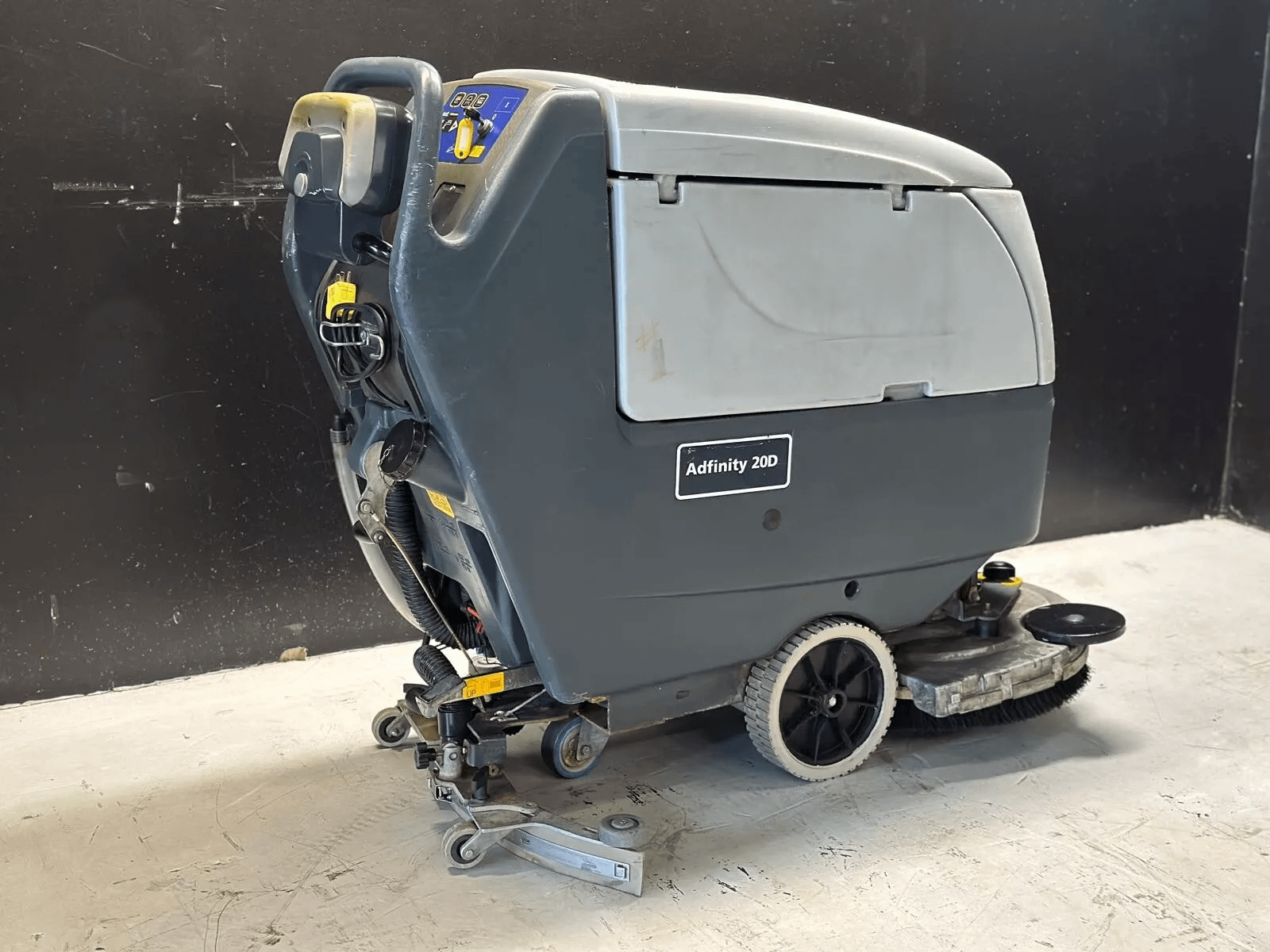 ADVANCE ADFINITY 20D FLOOR SCRUBBER - FLOOR SCRUBBERS