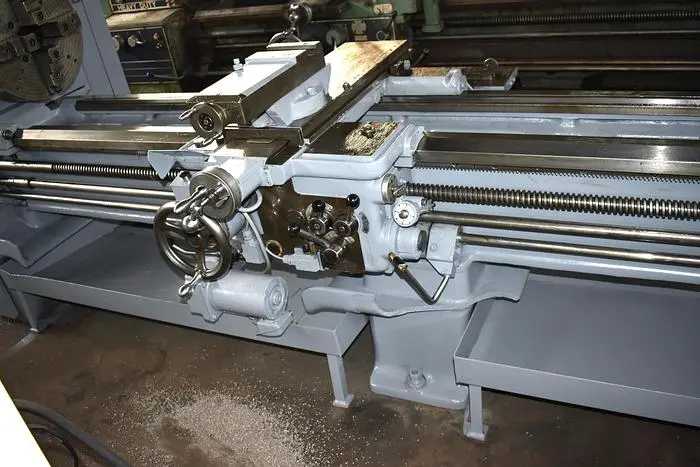 ENGINE LATHE, 25IN SWING, 120IN CENTERS, 15 HP, 10250 LBS - MANUAL LATHES