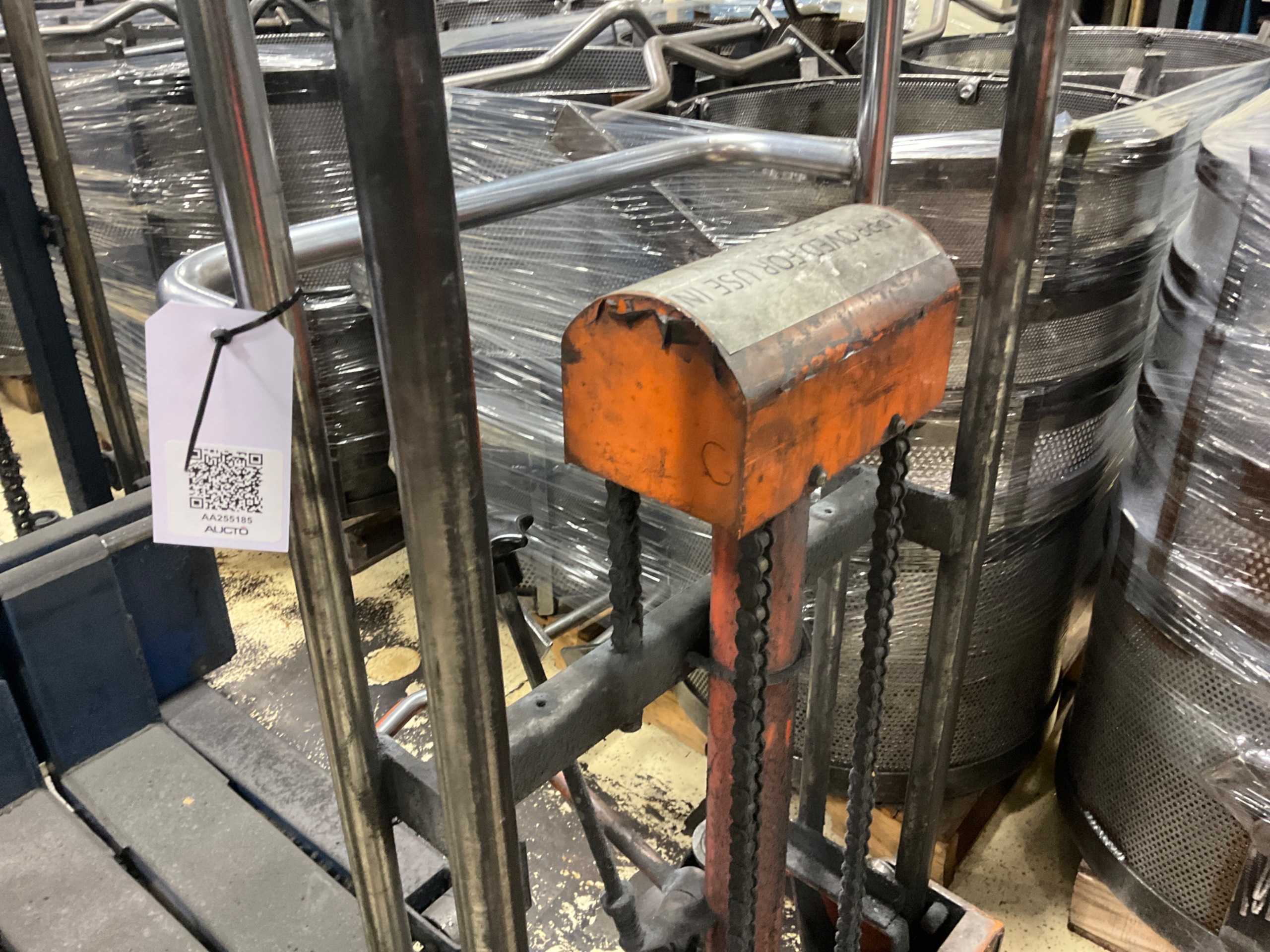 HYDRAULIC STRADDLE STACKER - LIFTING EQUIPMENT