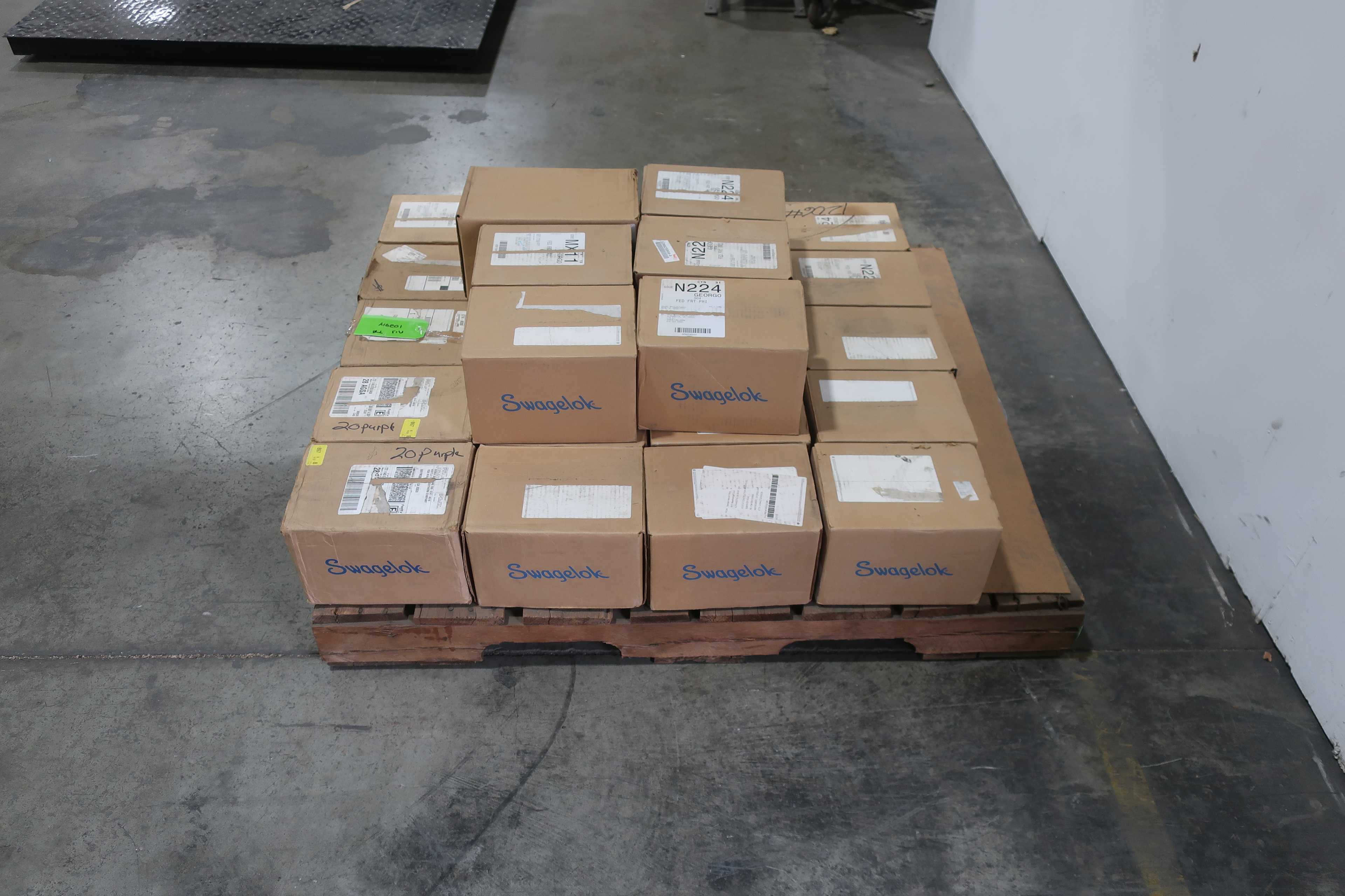 SKU 1760684 - PALLET OF ASSORTED SWAGELOK PIPE FITTINGS - PIPE & TUBE FITTINGS