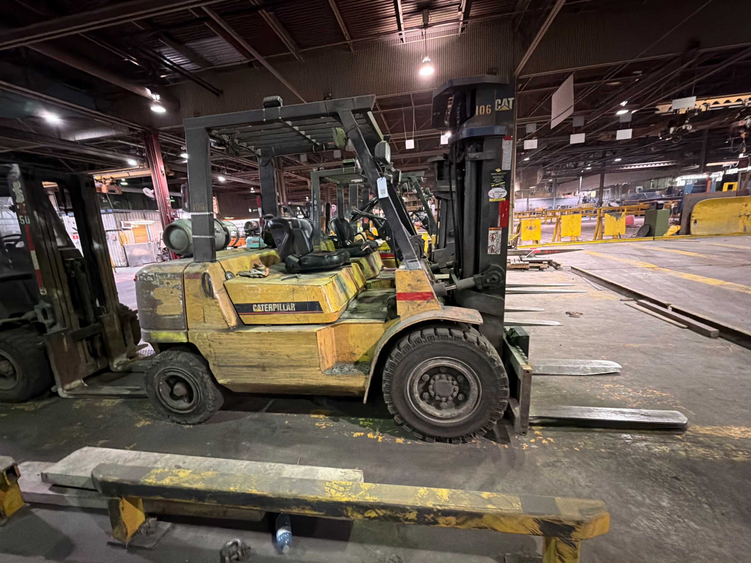 CATERPILLAR GP40K1 FORKLIFT 8,000LBS CAPACITY, 4.3L V6 ENGINE, LPG/GASOLINE, SOLID CUSHION TIRES - SIT-DOWN FORKLIFTS