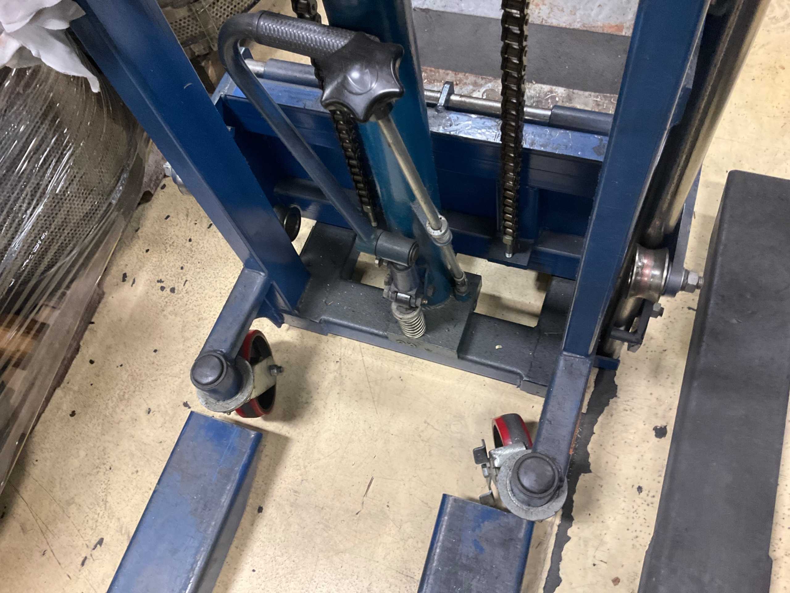 HYDRAULIC STRADDLE STACKER - MATERIAL HANDLING