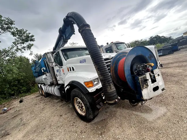 2004 STERLING L9500 SERIES COMBO VACUUM & BLOWER TRUCK - undefined