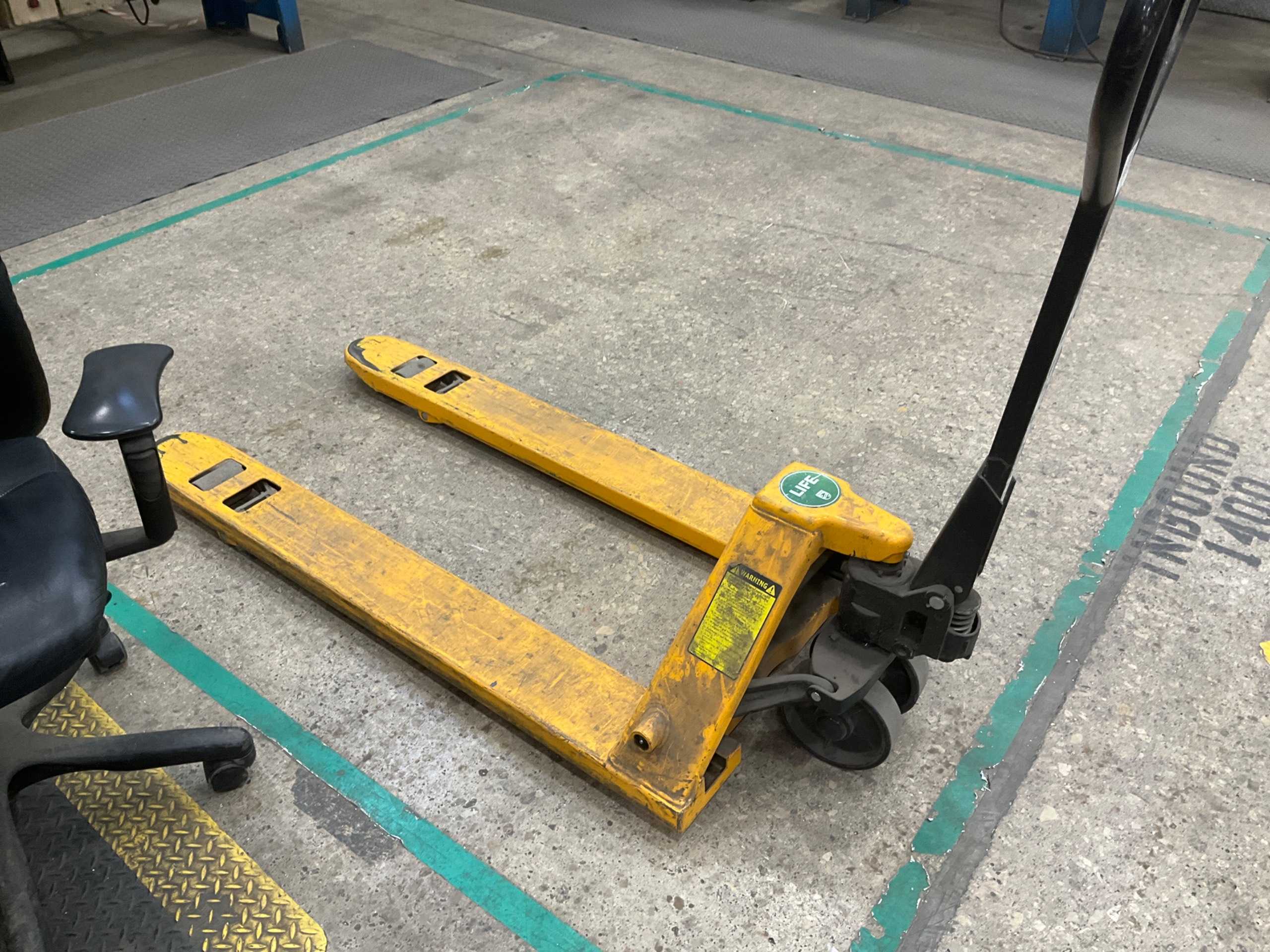 MANUAL PALLET JACK - MANUAL PALLET JACKS