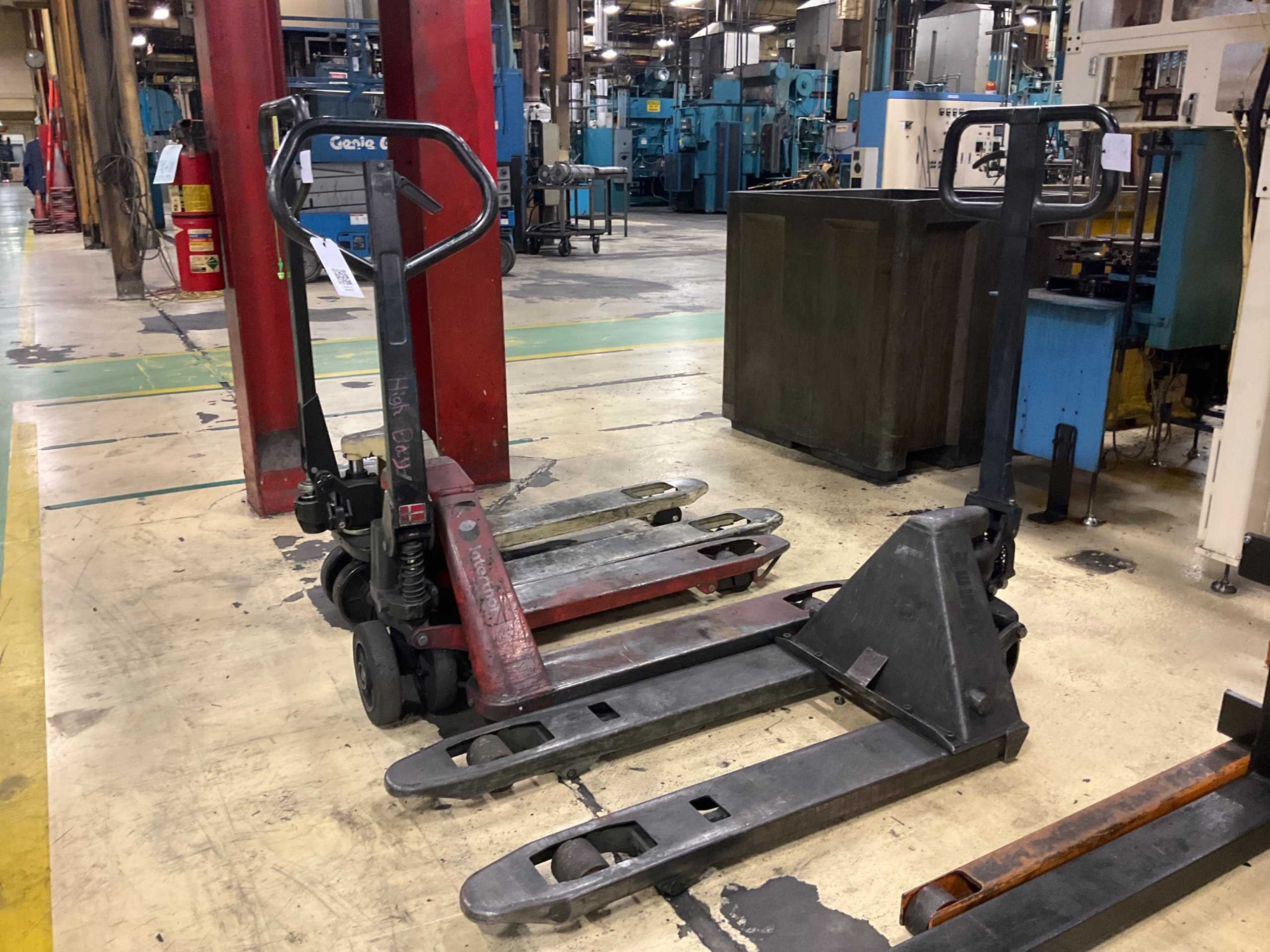 QTY 3: MANUAL PALLET JACKS - MANUAL PALLET JACKS