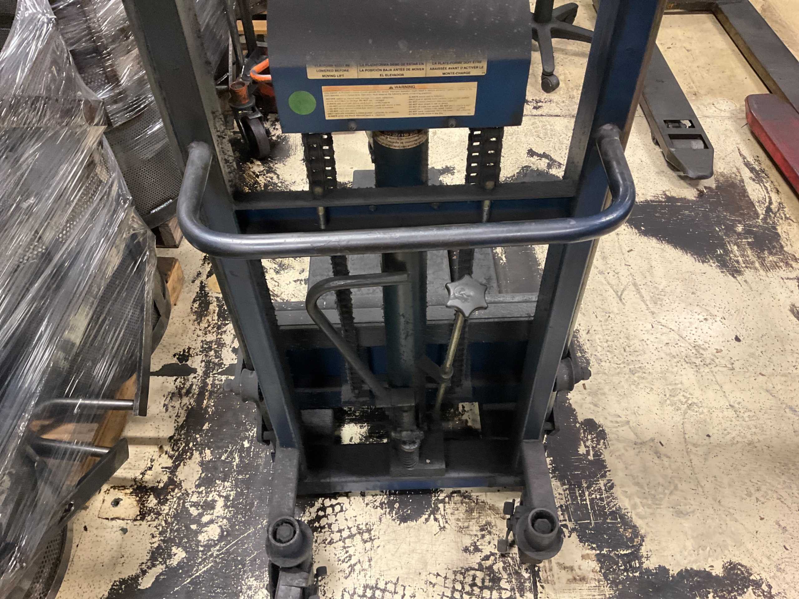 HYDRAULIC STRADDLE STACKER - LIFTING EQUIPMENT