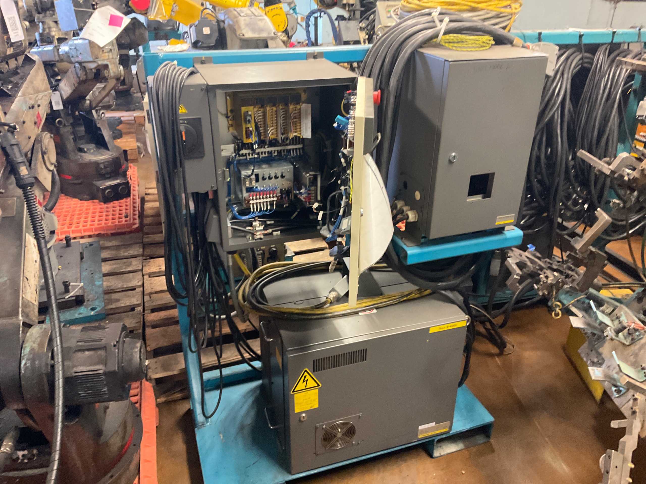 2000 FANUC R-J3 ROBOT CONTROLLER - ROBOT PARTS