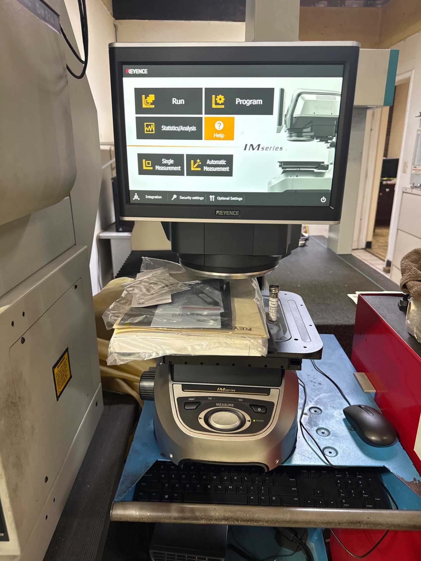 KEYENCE IM-8010 OPTICAL MEASUREMENT SYSTEM 20MP CMOS, 200X200MM STAGE, 100X100MM TRAVEL, 5KG - OPTICAL COMPARATORS