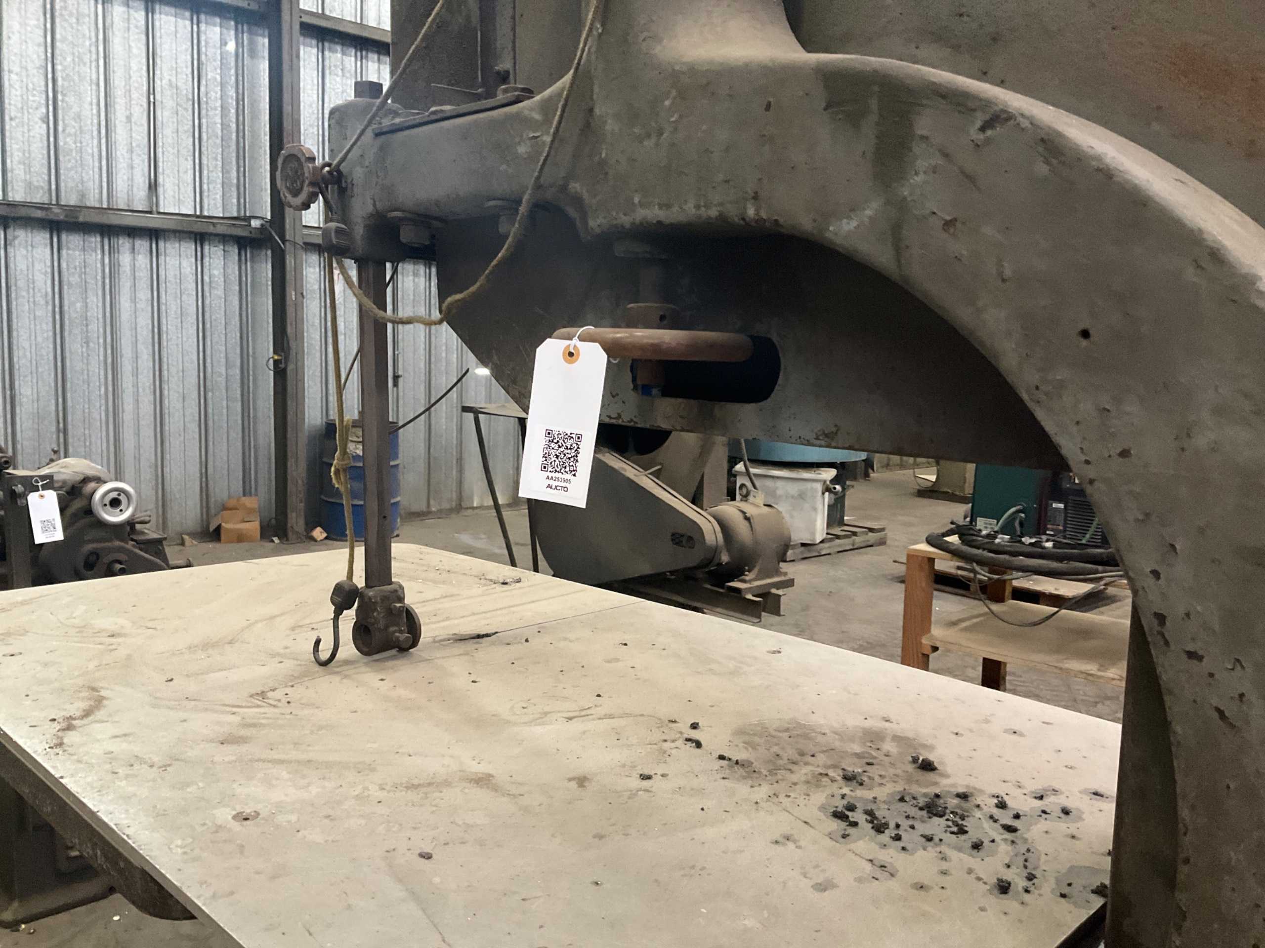 VERTICAL BAND SAW - VERTICAL BAND SAWS