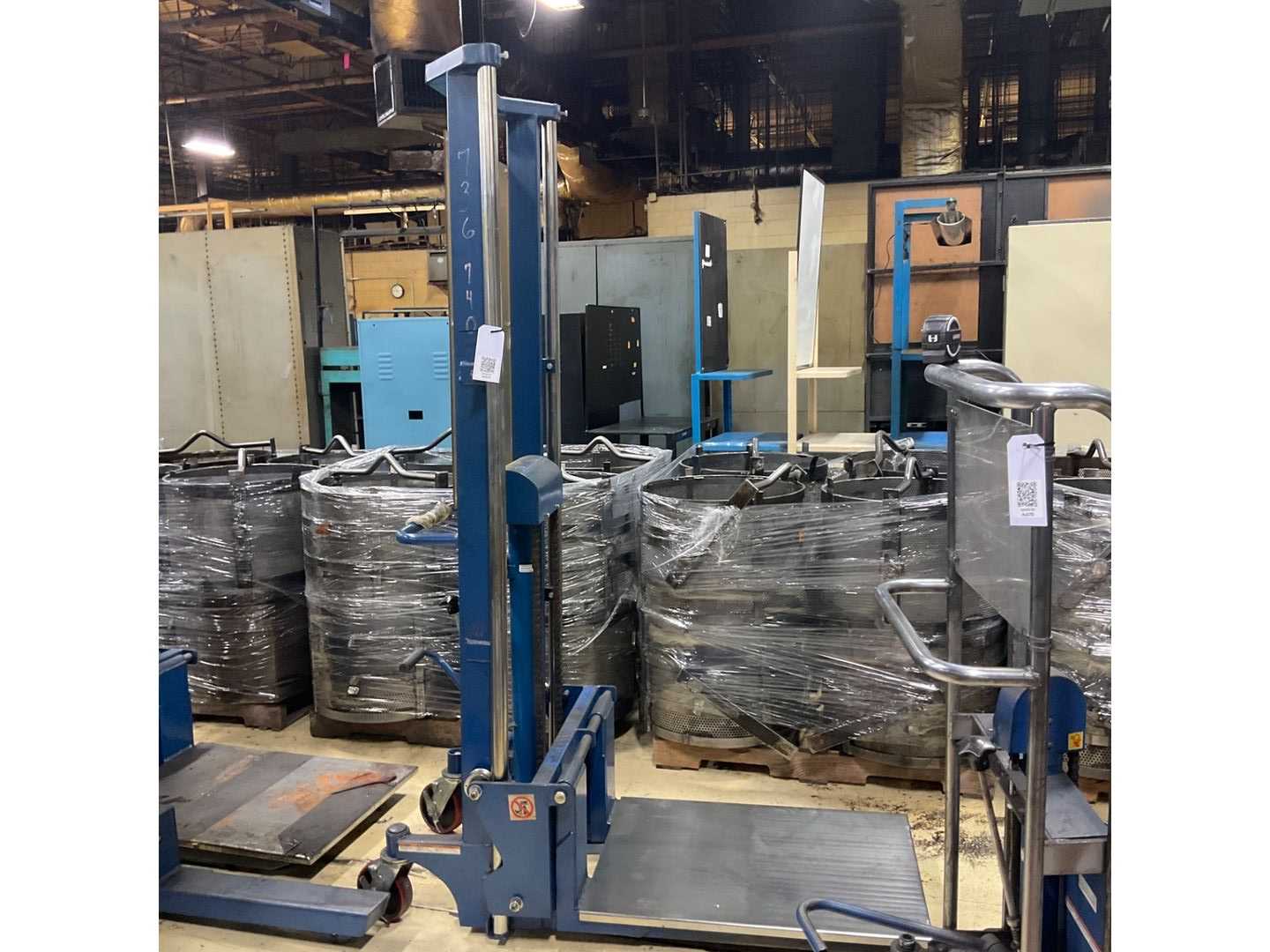 HYDRAULIC STRADDLE STACKER - LIFTING EQUIPMENT