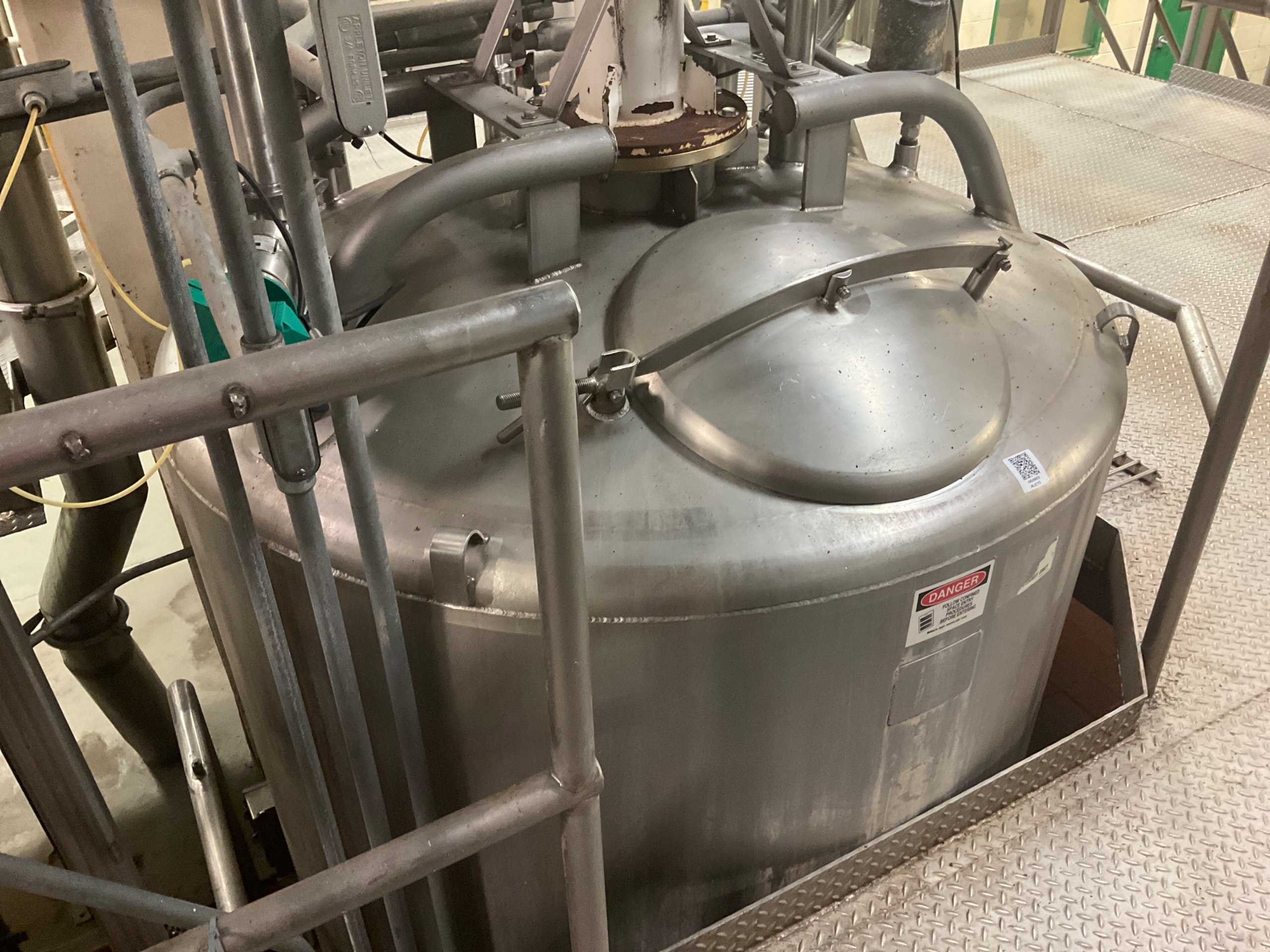 1996 SFI 600 GALLON MIX TANK - MIXERS