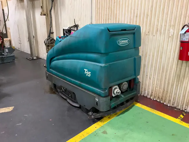 TENNANT T15 FLOOR SCRUBBER - undefined