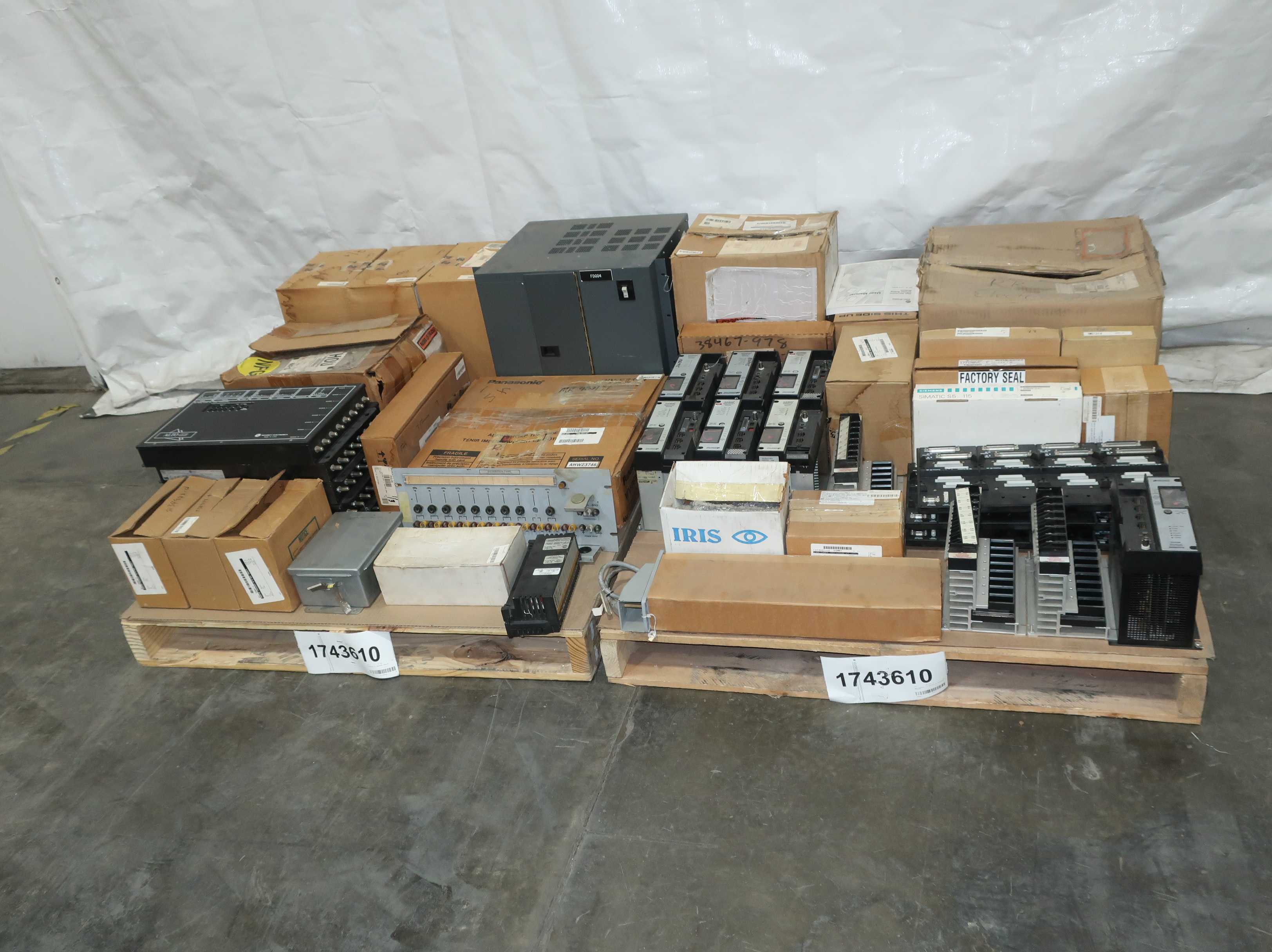 SKU 1743646 - 2 PALLETS OF ASSORTED MODULES - PLC MODULES