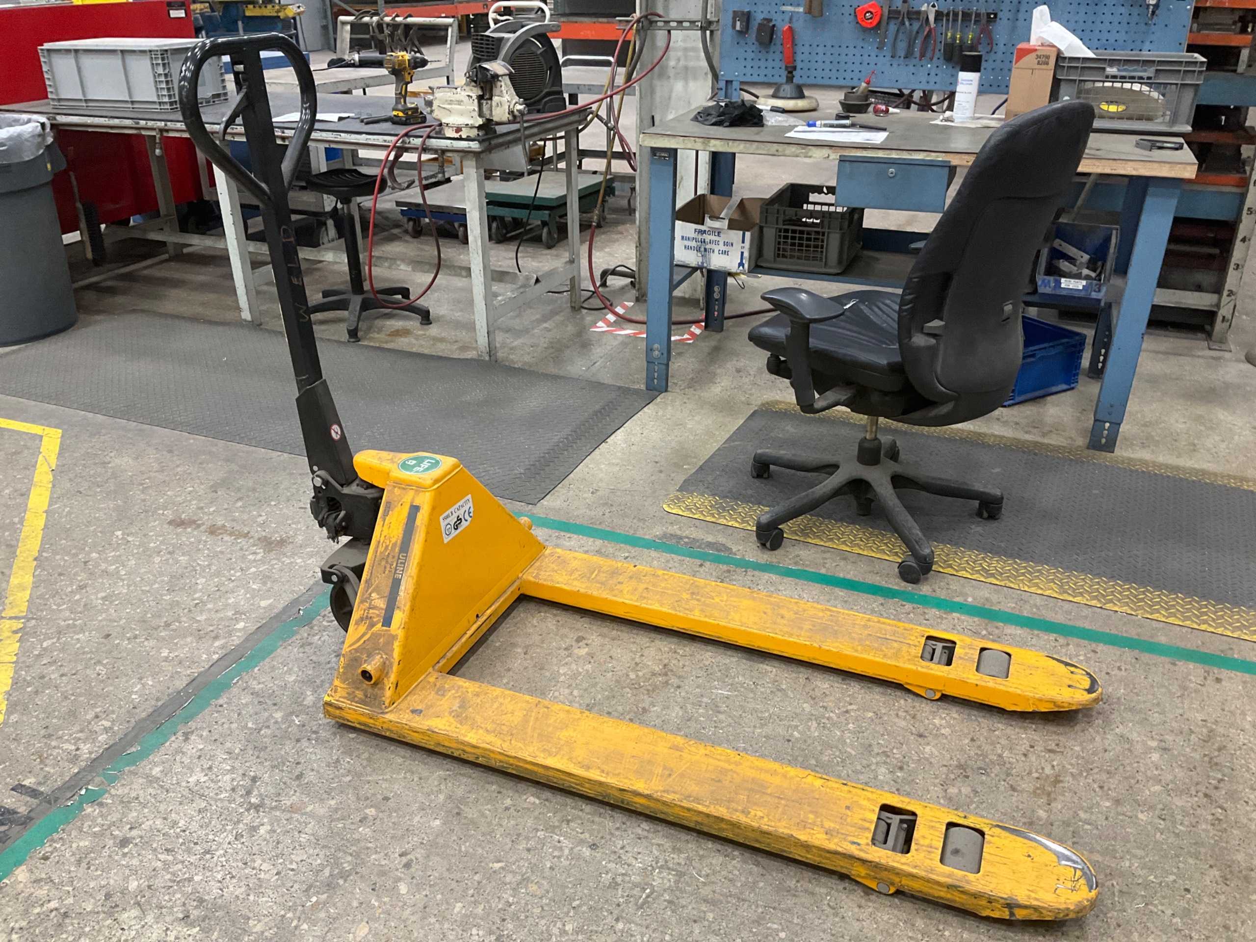 MANUAL PALLET JACK - MANUAL PALLET JACKS