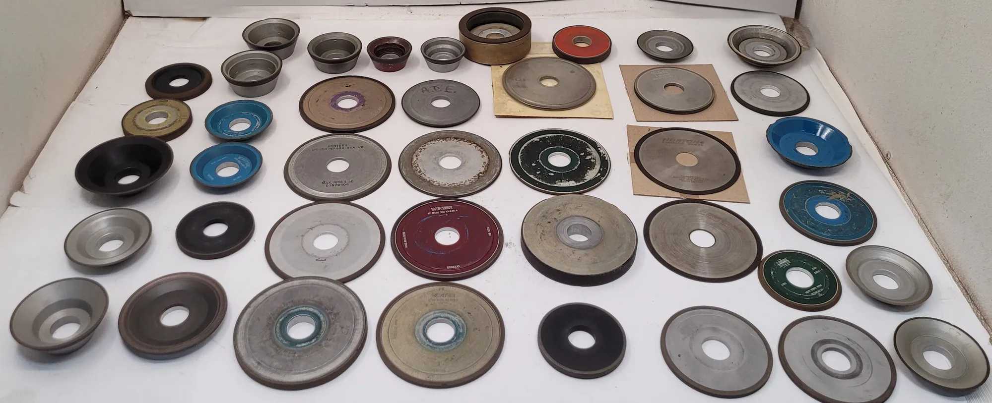 LOT OF 40 DIAMOND GRINDING WHEELS, 1/16" TO 1/2" THICKNESS RANGE - MACHINING TOOLING & PARTS