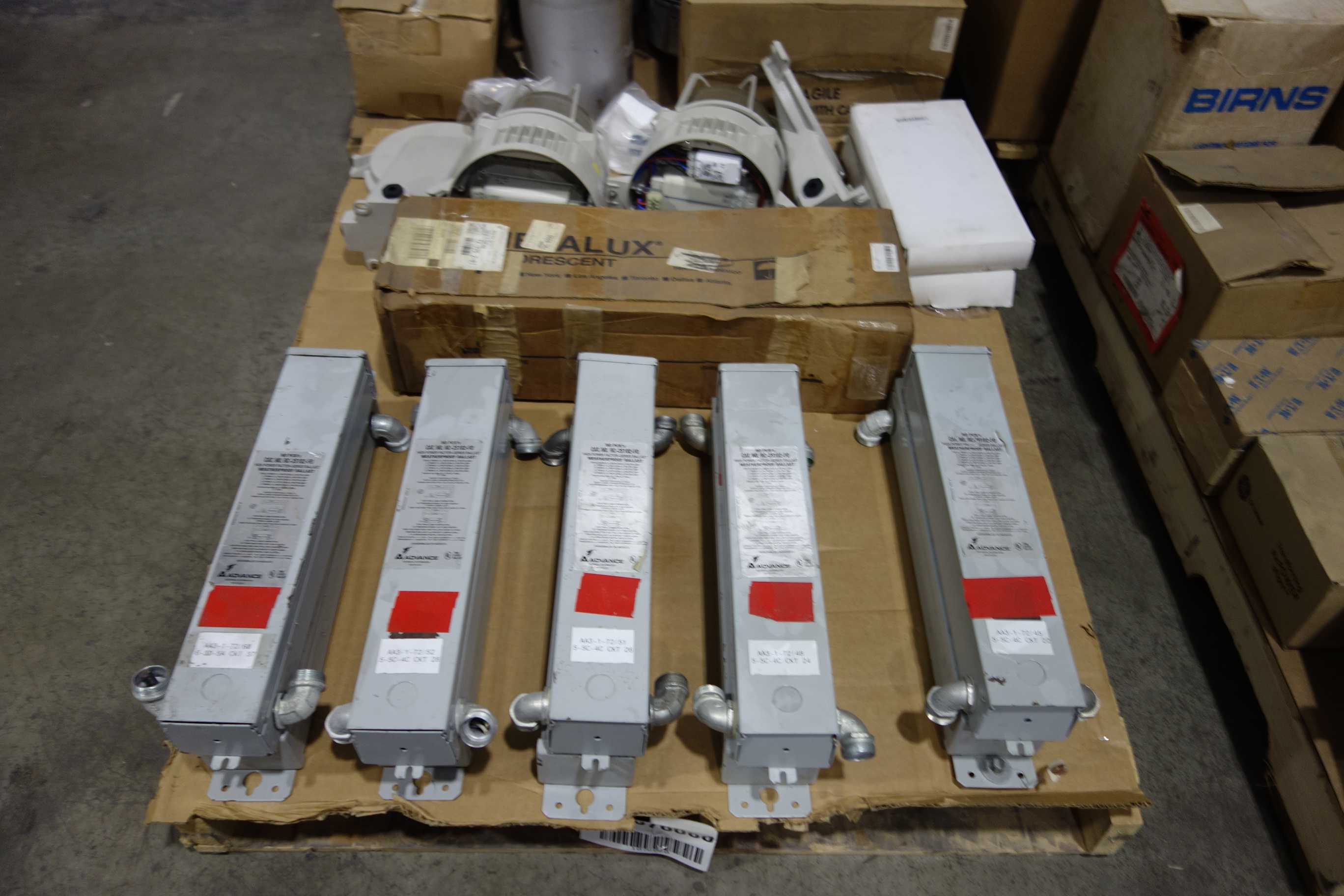 4 PALLETS OF ASSORTED LIGHTING FIXTURES AND ACCESSORIES - LIGHTING