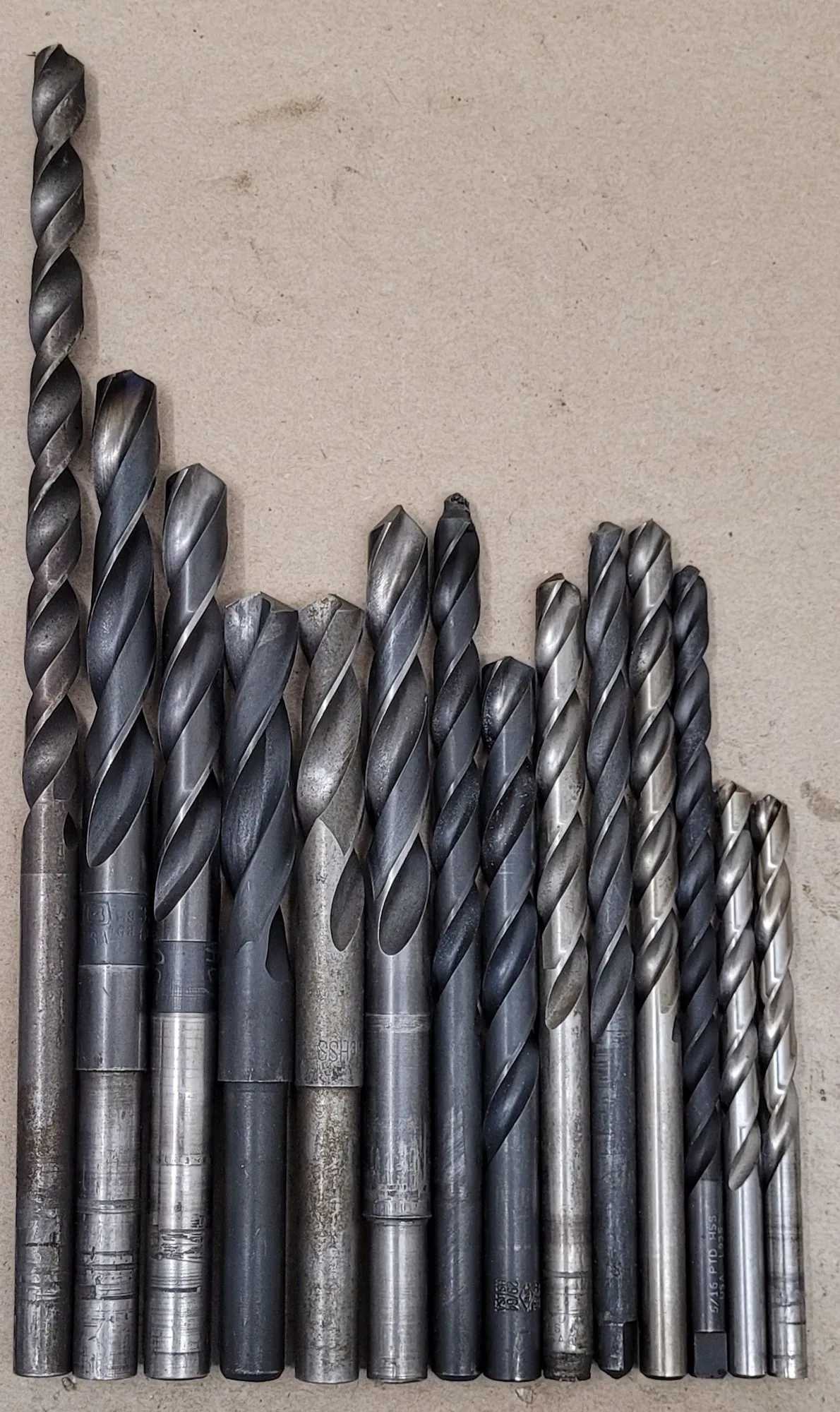 SET OF 14 HSS STRAIGHT SHANK TWIST DRILLS, FRACTIONAL AND METRIC SIZES, 3/64" TO 39/64" OAL - MACHINE TOOLING
