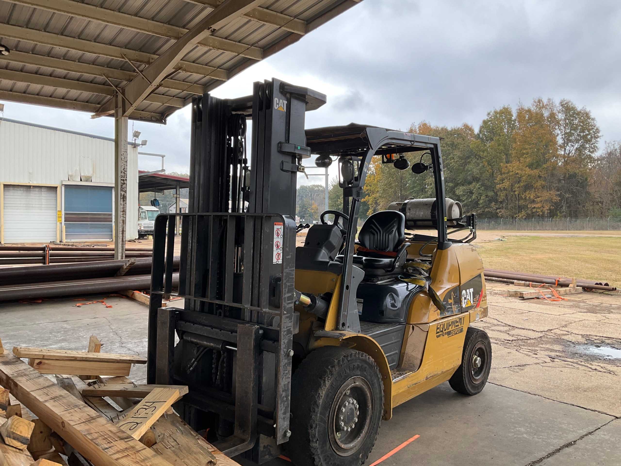 CATERPILLAR GP50CN1 SIT-DOWN FORKLIFT - SIT-DOWN FORKLIFT