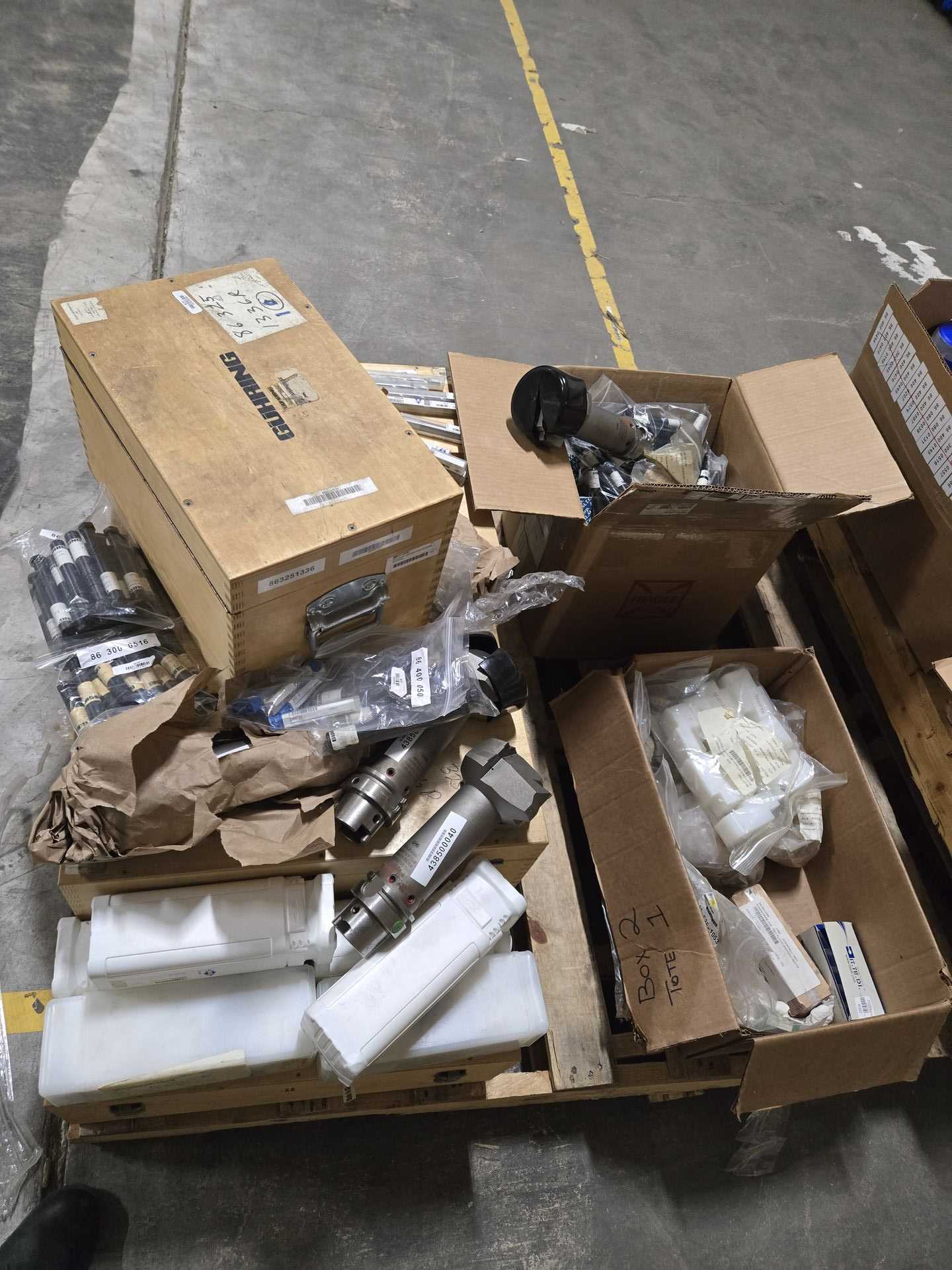 BULK QTY OF ASSORTED TOOLING - TOOLING FOR MACHINING CENTERS