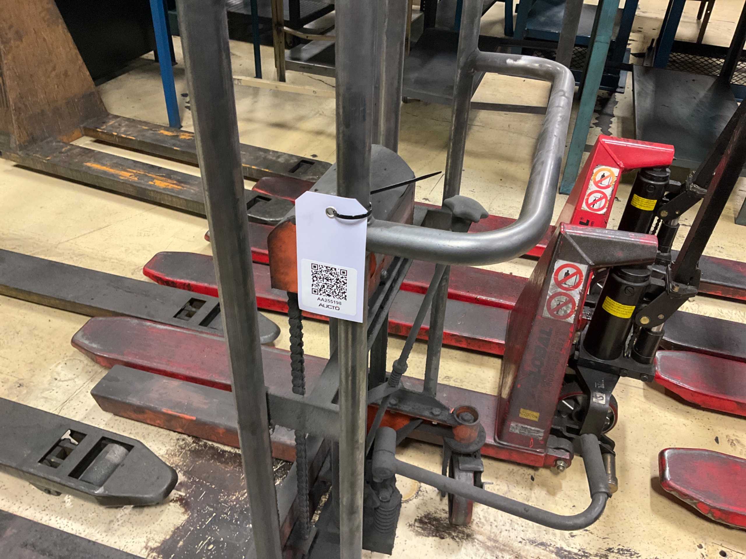 HYDRAULIC STRADDLE STACKER - LIFTING EQUIPMENT