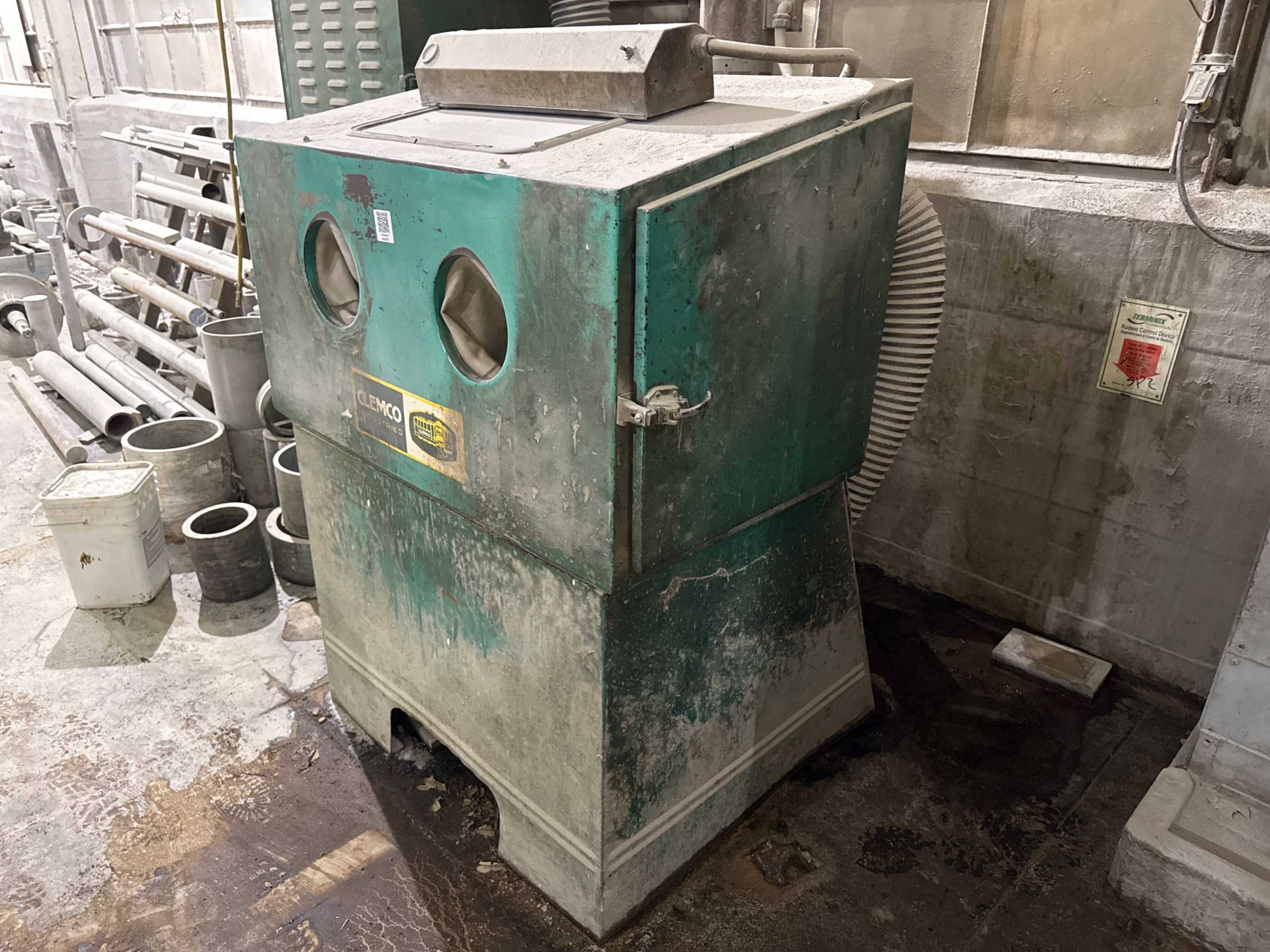 CLEMCO BLASTING CABINET - SAND BLASTING MACHINE