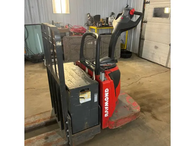 RAYMOND 8400 ELECTRIC PALLET JACK - undefined