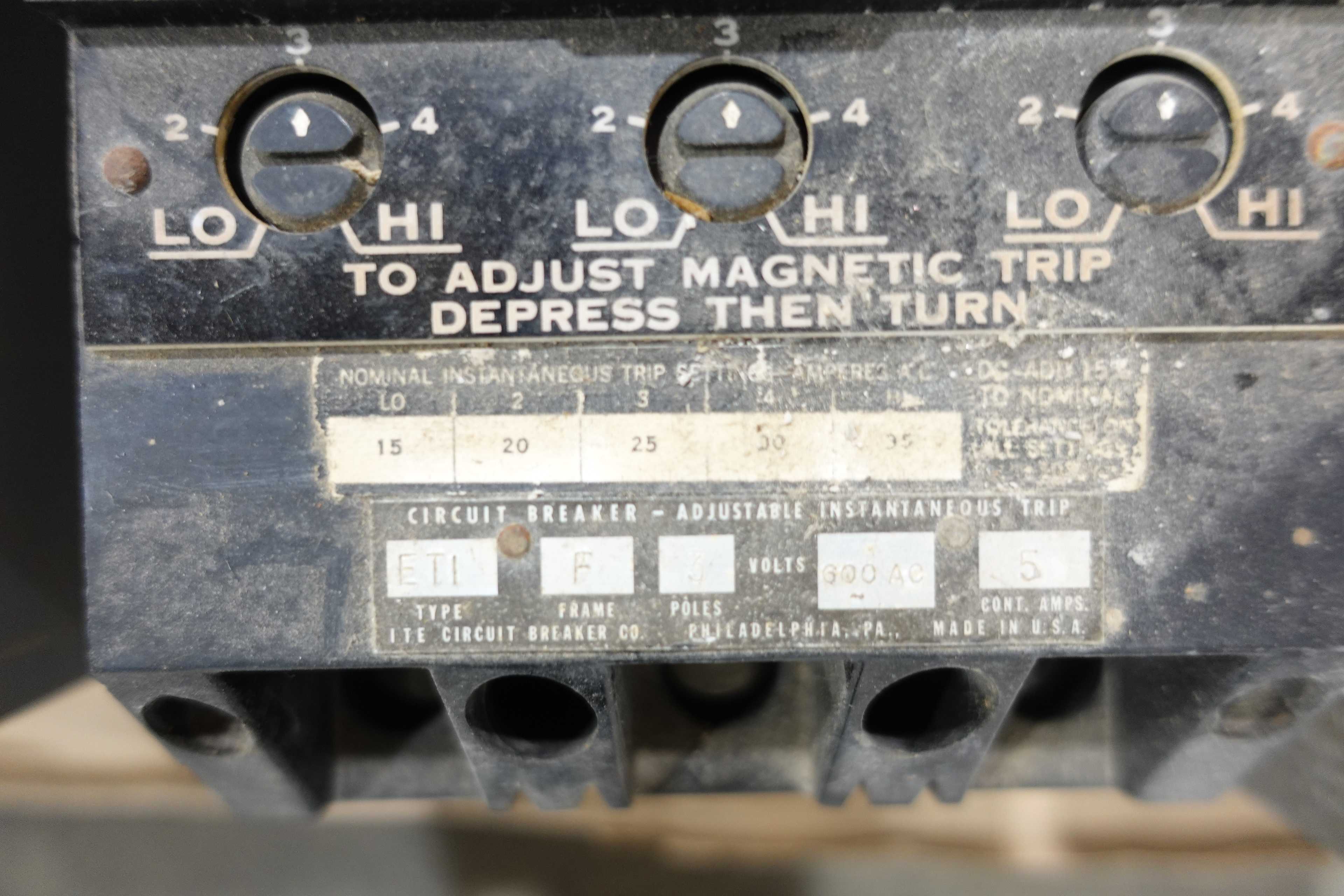 PALLET OF ASSORTED CIRCUIT BREAKERS - CIRCUIT BREAKERS