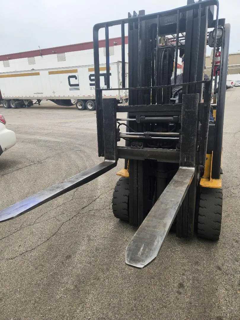 2015 YALE GLC060VXNVSE085 FORKLIFT, 5500LBS LIFT, LPG, 3 STAGE MAST, 48IN FORKS - SIT-DOWN FORKLIFTS