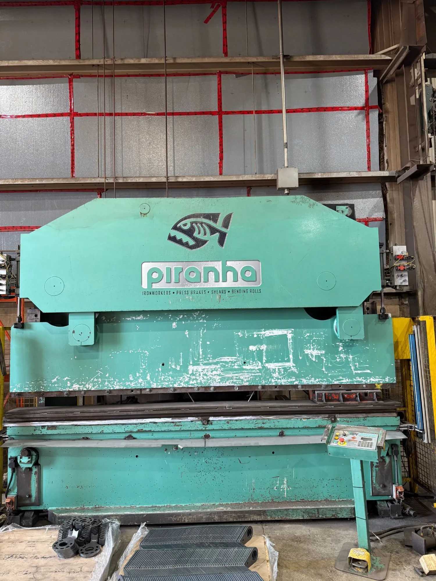 PIRANHA 25012 HYDRAULIC PRESS BRAKE, 250-TON, 12 FT, 8 IN STROKE, 575V, 33,000 LB - PRESS BRAKES