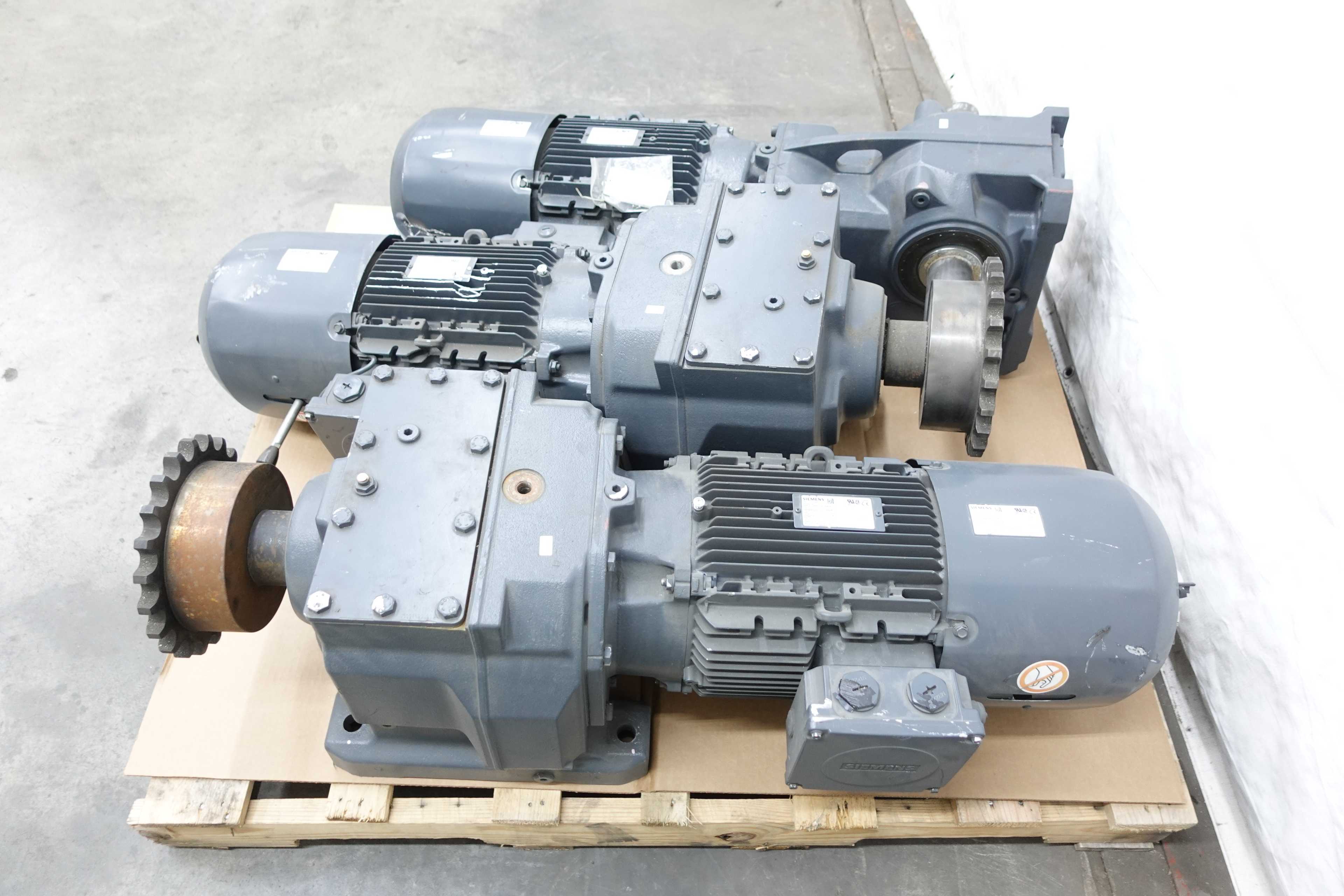 SKU 1079585 - LOT OF 3 SIEMENS GEARMOTORS - GEARMOTOR