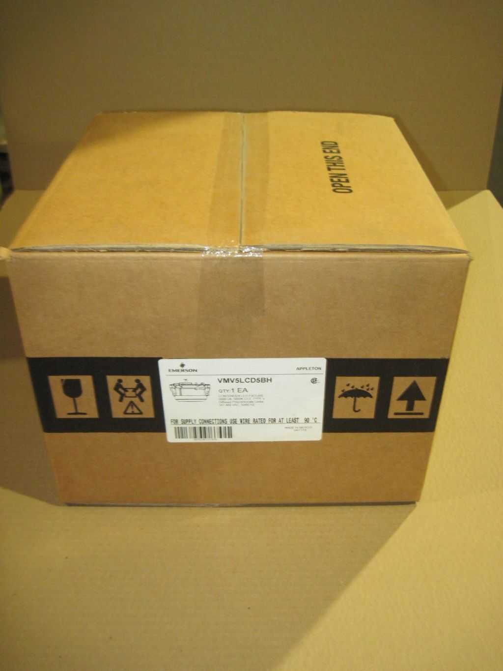 2018 APPLETON VMV5LCD5BH LED FIXTURE - LIGHT FIXTURES