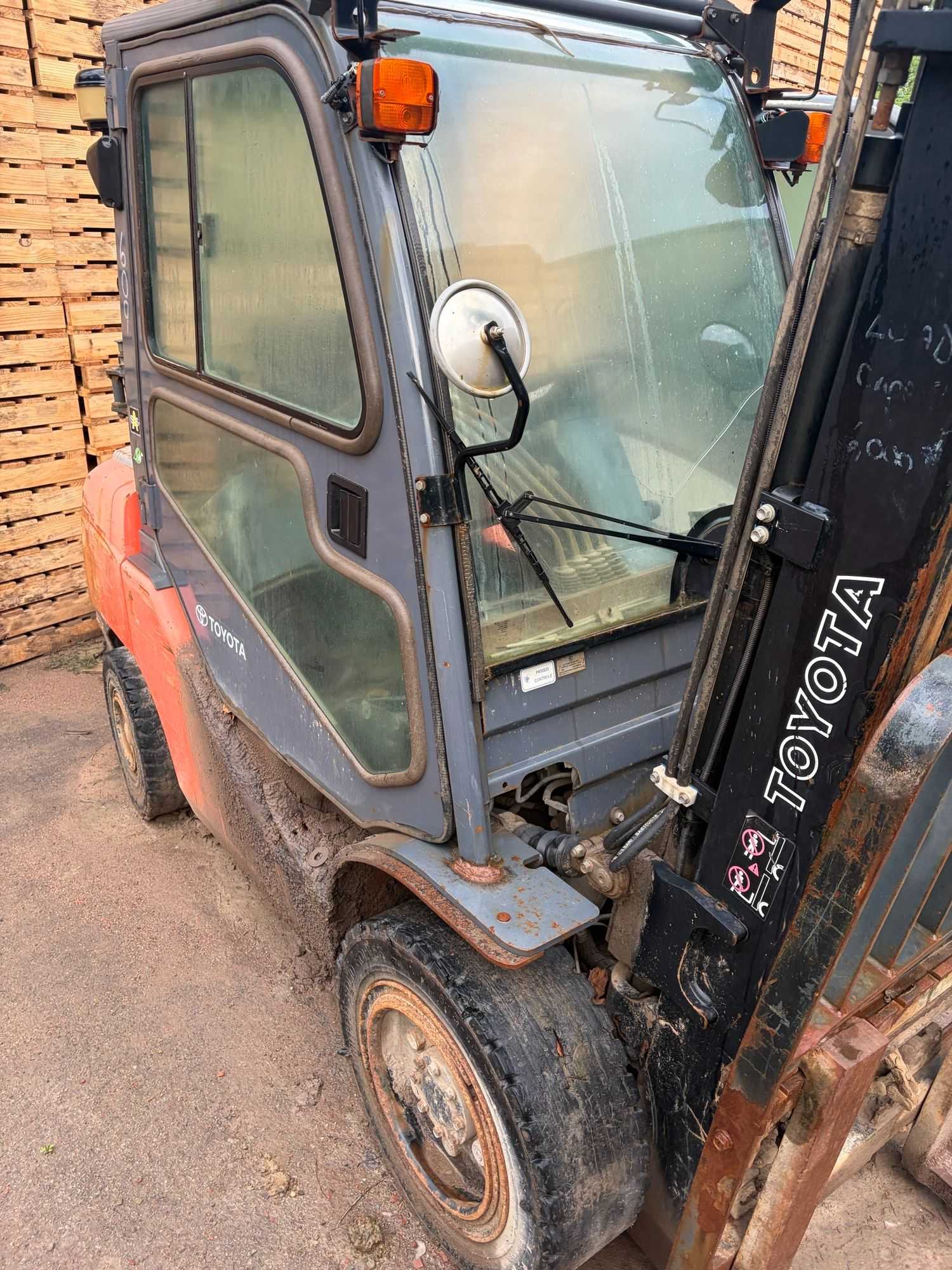2010 TOYOTA 8FGU30 LPG FORKLIFT, 6000 LB CAPACITY, 187" MAX LIFT HEIGHT, LIKE NEW! - SIT-DOWN FORKLIFTS
