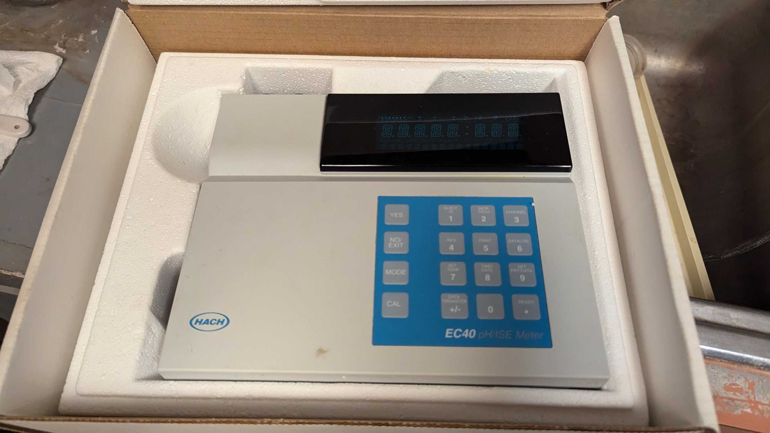 HACH EC40 PH/ISE TEST METER - LAB & SCIENTIFIC