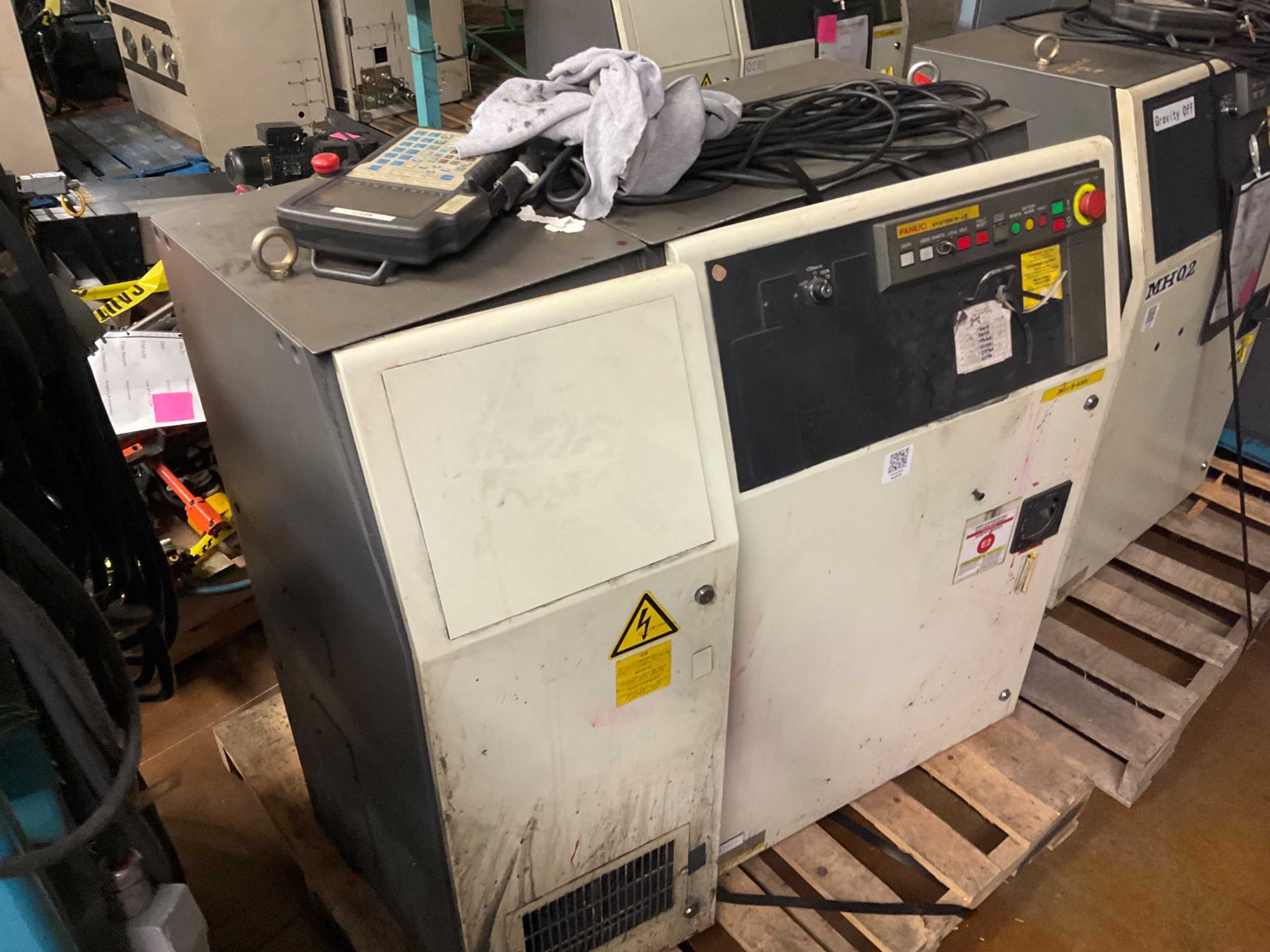 2000 FANUC R-J3 ROBOT CONTROLLER - ROBOT PARTS