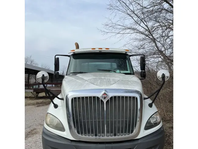 2011 INTERNATIONAL LF617 FLATBED TRUCK - undefined