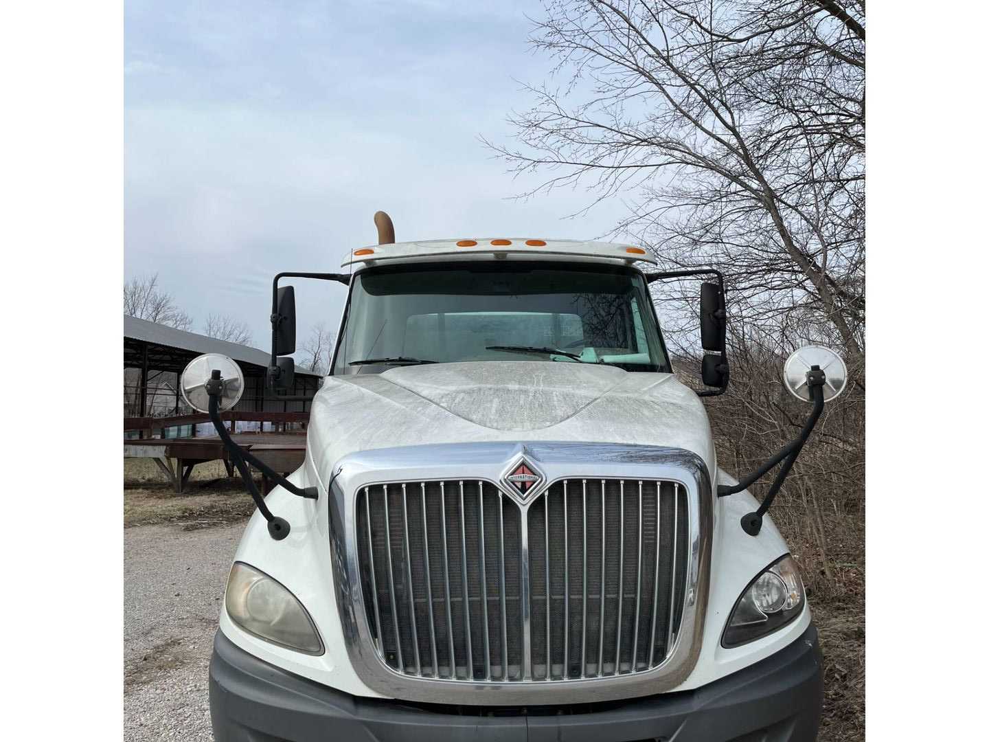 2011 INTERNATIONAL LF617 FLATBED TRUCK - FLATBED TRUCKS