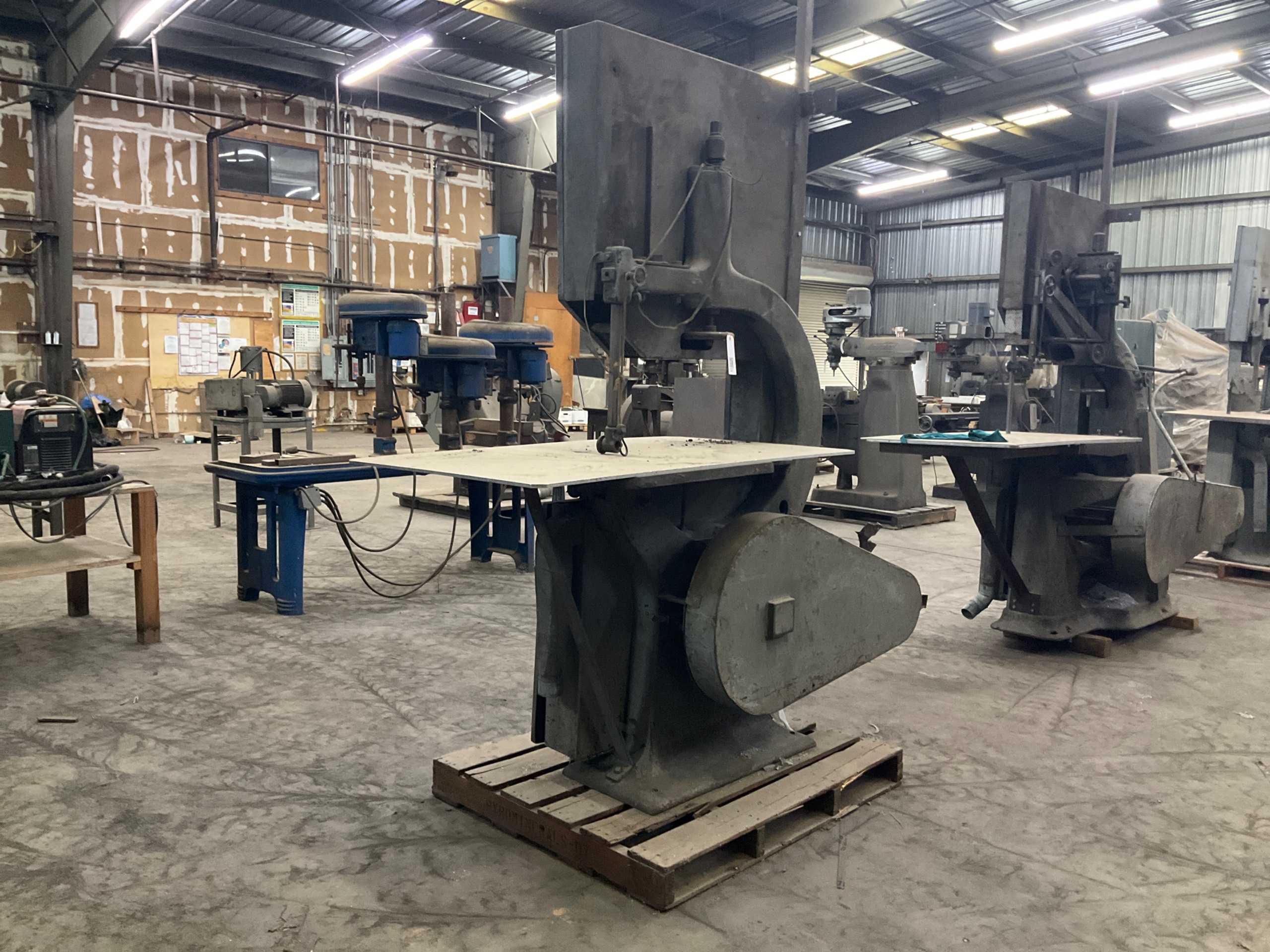 VERTICAL BAND SAW - VERTICAL BAND SAW