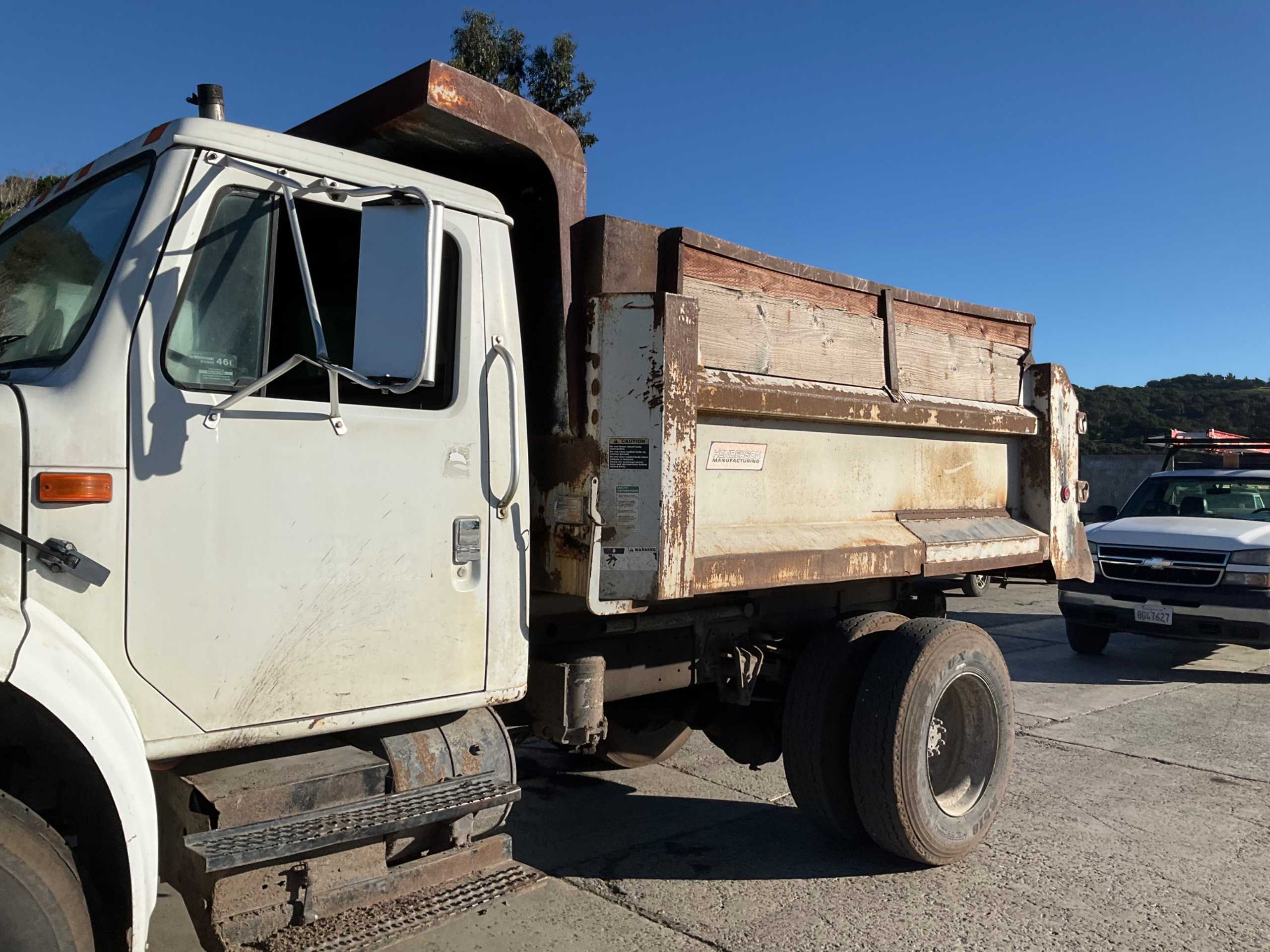 1993 INTERNATIONAL 4900 DUMP TRUCK - DUMP TRUCK