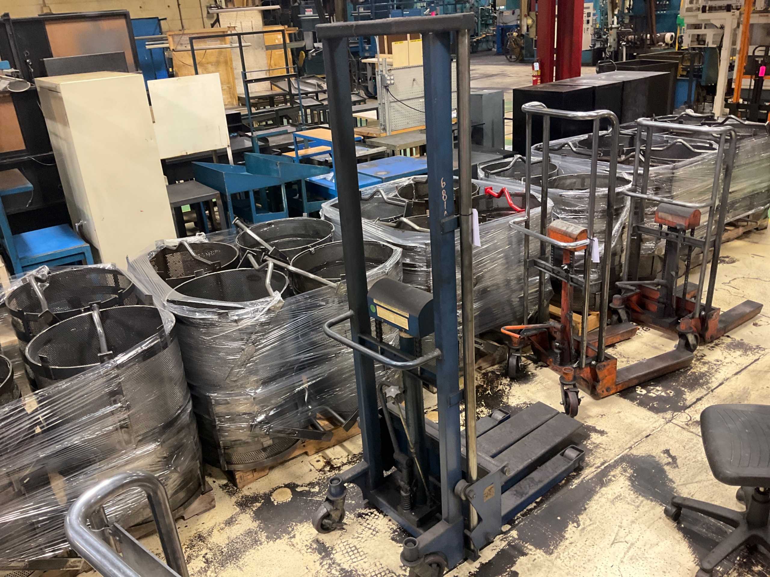 HYDRAULIC STRADDLE STACKER - LIFTING EQUIPMENT