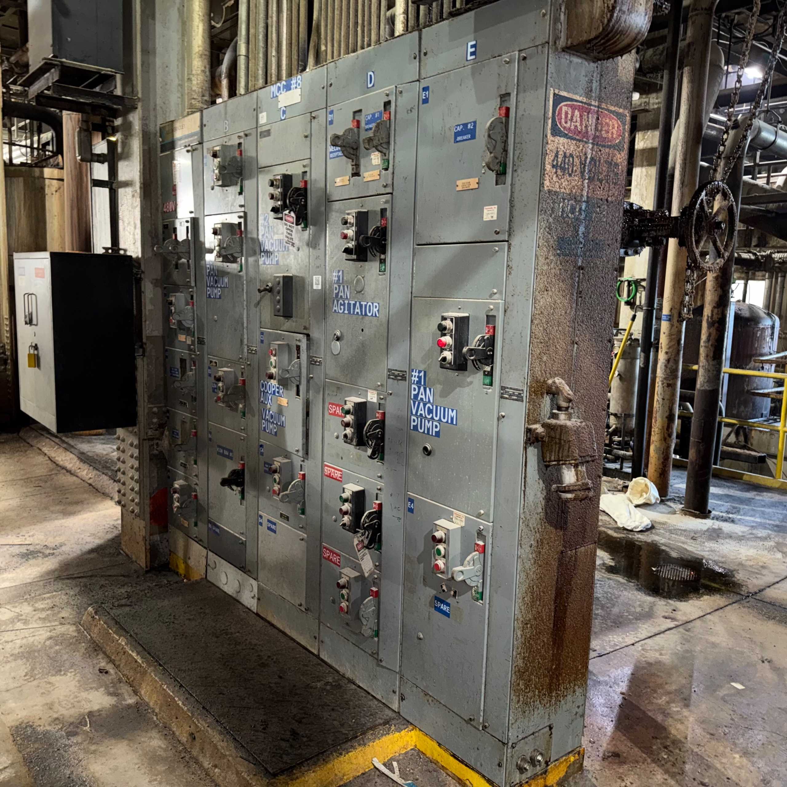 BULK QTY OF ALLEN BRADLEY CENTERLINE 2100 MCC, 5 SECTIONS - MOTOR CONTROL CENTERS