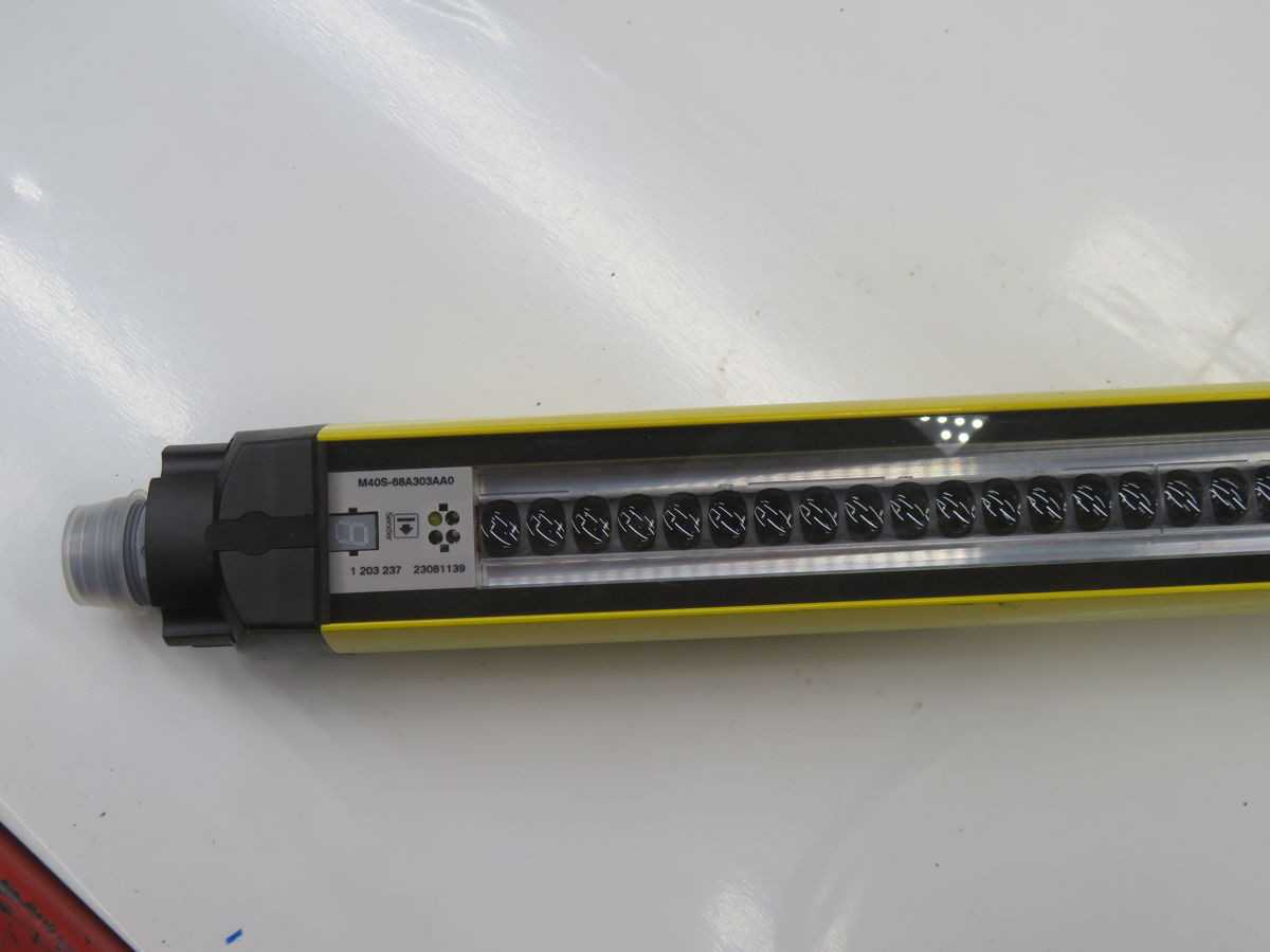 SICK M40S-68A303AA0 CURTAIN SENSORS, 1500 MM HEIGHT, 30 MM RESOLUTION, T4 SAFETY - SENSORS