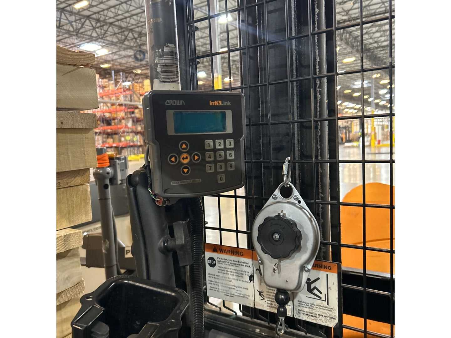 CROWN SP-4050-30 ORDER PICKER - ORDER PICKER