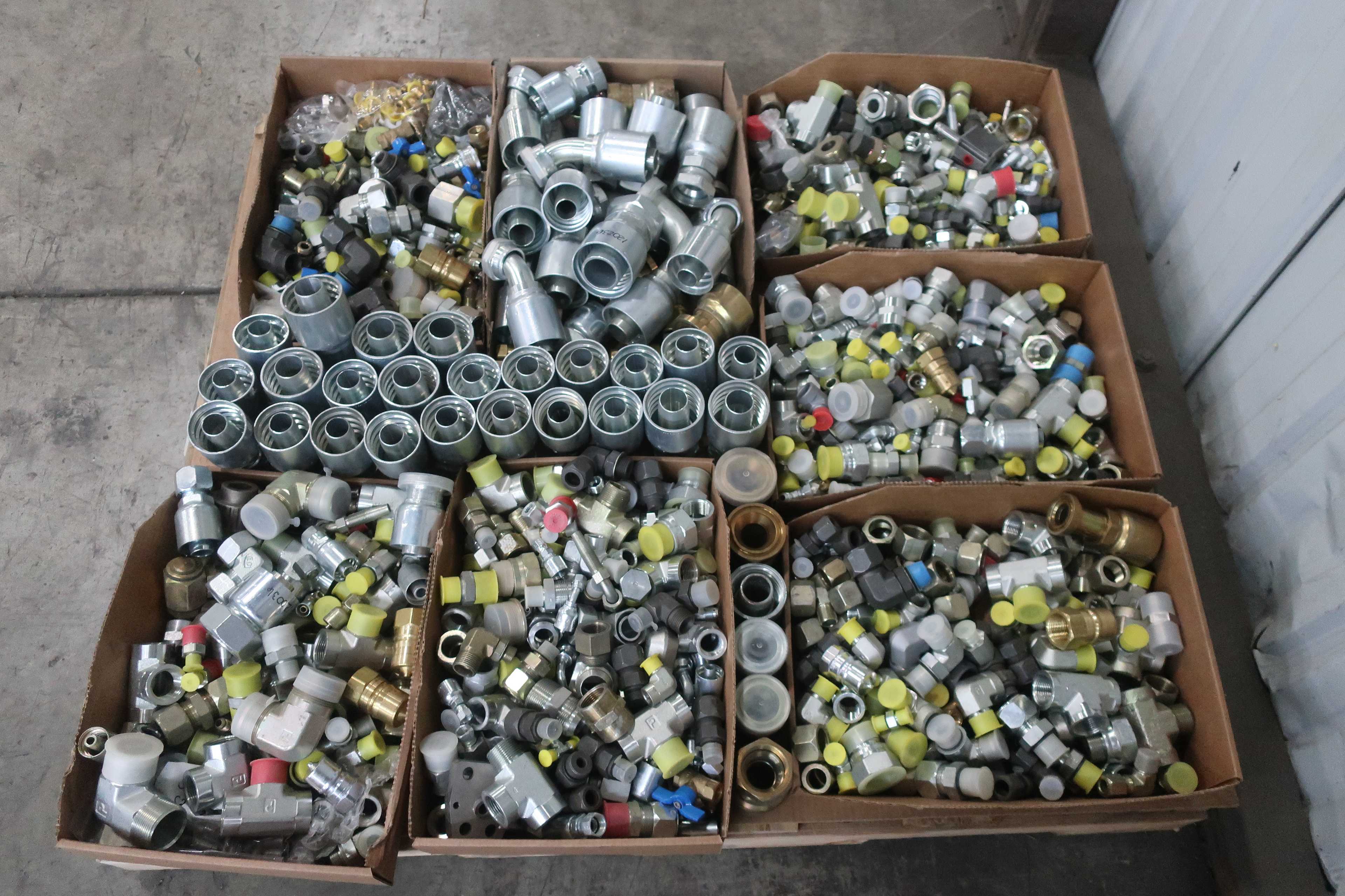 PALLET OF ASSORTED HOSE FITTINGS - HYDRAULIC PARTS