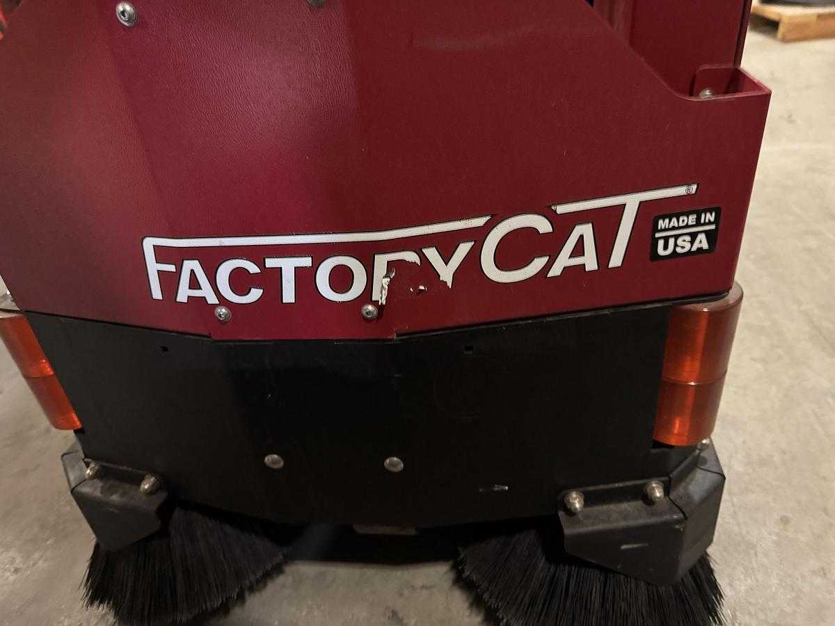2023 FACTORY CAT GTX RIDE-ON FLOOR SCRUBBER, 25-34 IN WIDTH, 36V, 2.9 MPH, 1,325 LBS OW - FLOOR SCRUBBERS