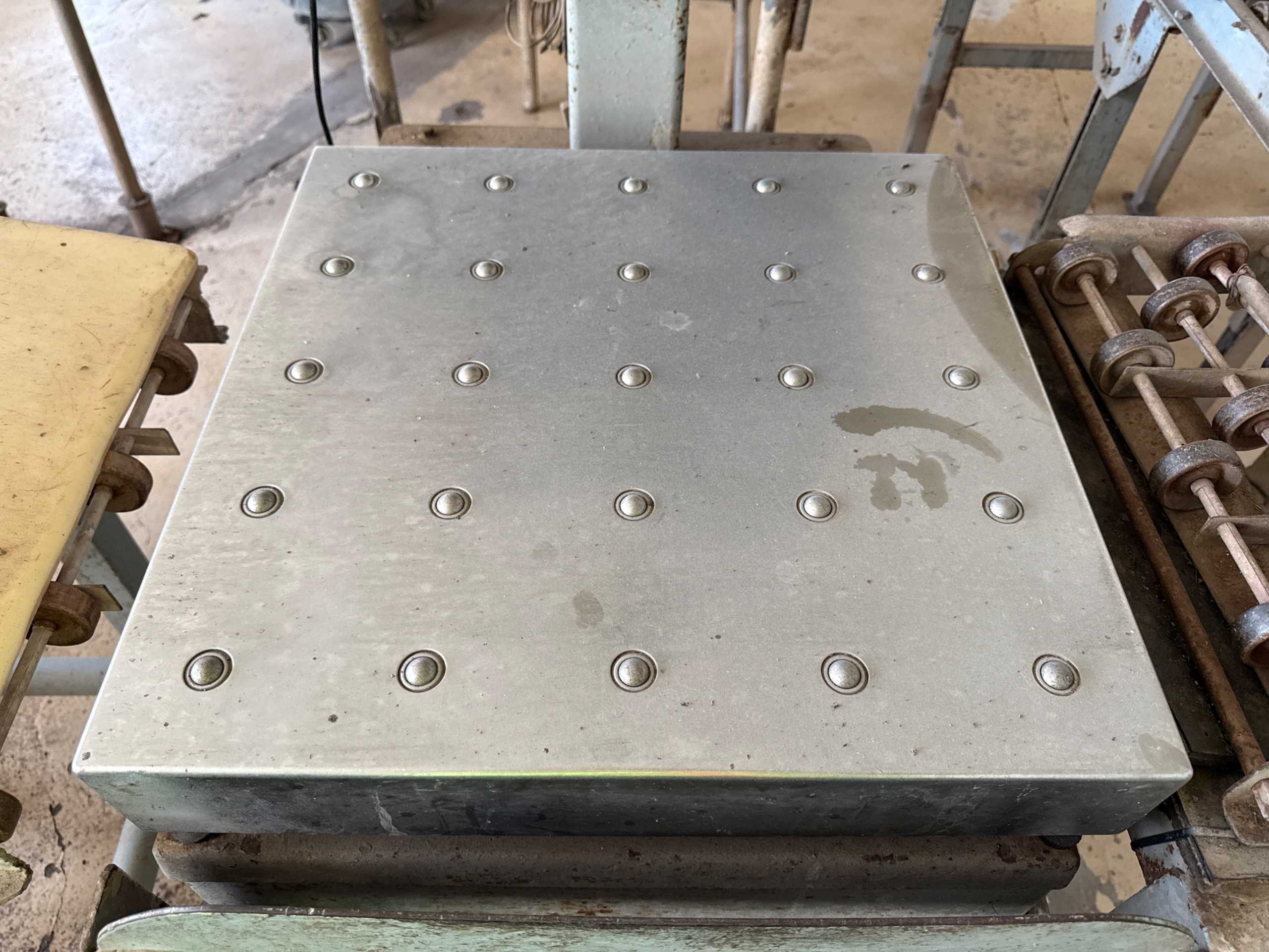 AVERY WEIGH-TRONIX FLOOR SCALE WITH ZM301 DIGITAL INDICATOR - FLOOR SCALES