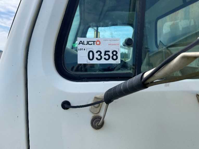 1995 INTERNATIONAL 4700 DT466 LUBE UTILITY TRUCK - SERVICE TRUCKS