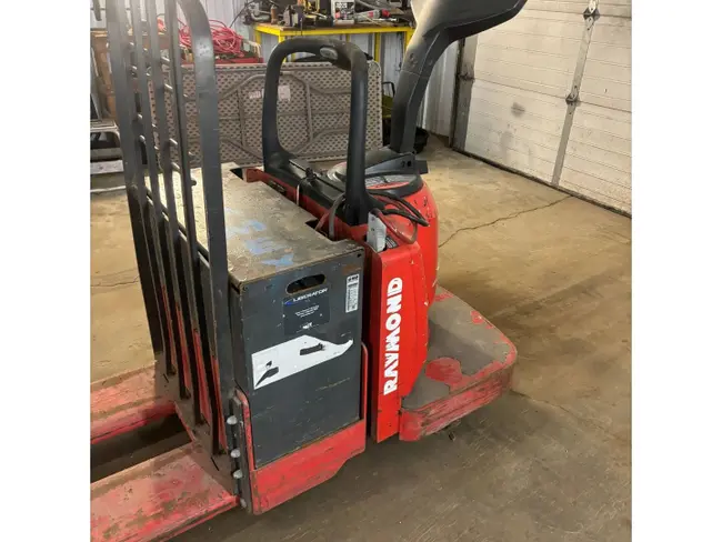 RAYMOND 8400 ELECTRIC PALLET JACK - undefined