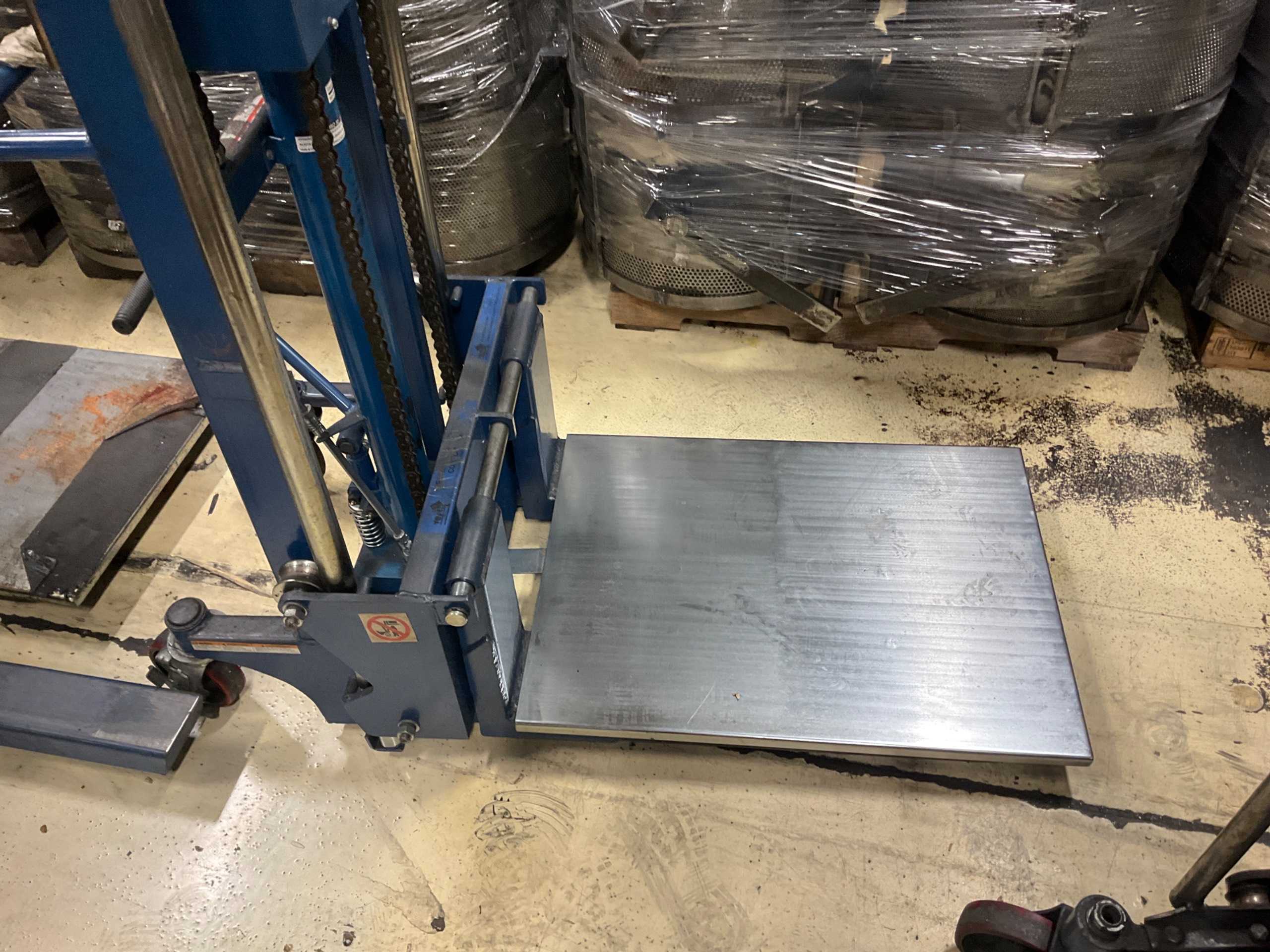 HYDRAULIC STRADDLE STACKER - LIFTING EQUIPMENT