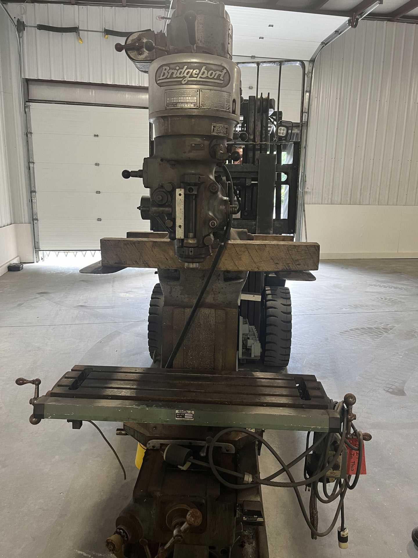 BRIDGEPORT VERTICAL MILLING MACHINE -